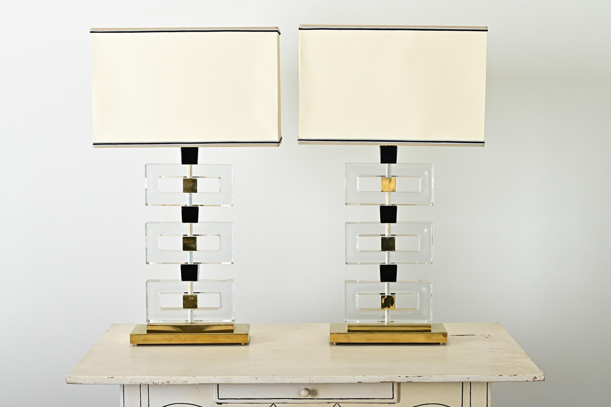 Ein Paar italienische Murano-Glas-Tischlampen im Vintage-Stil, die jedem Ambiente sofortigen Glanz verleihen. Die geometrischen Leuchtensäulen bestehen aus einem Stapel klarer Glasblöcke, die sich mit undurchsichtigen schwarzen Glas- und
