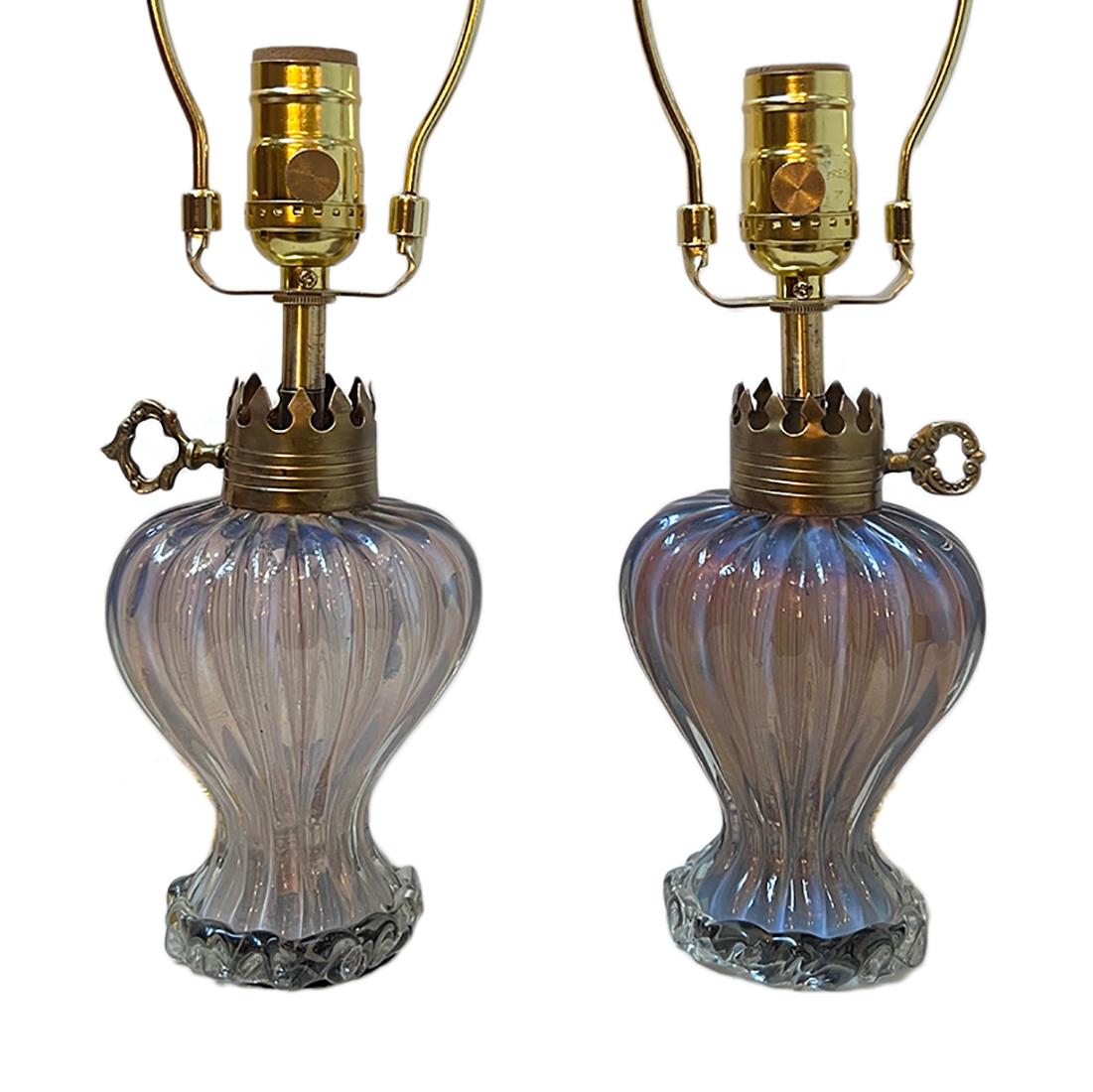 Ein Paar italienische  Opaline Murano-Lampen aus den 1930er Jahren.

Abmessungen:
Höhe des Körpers: 7.75