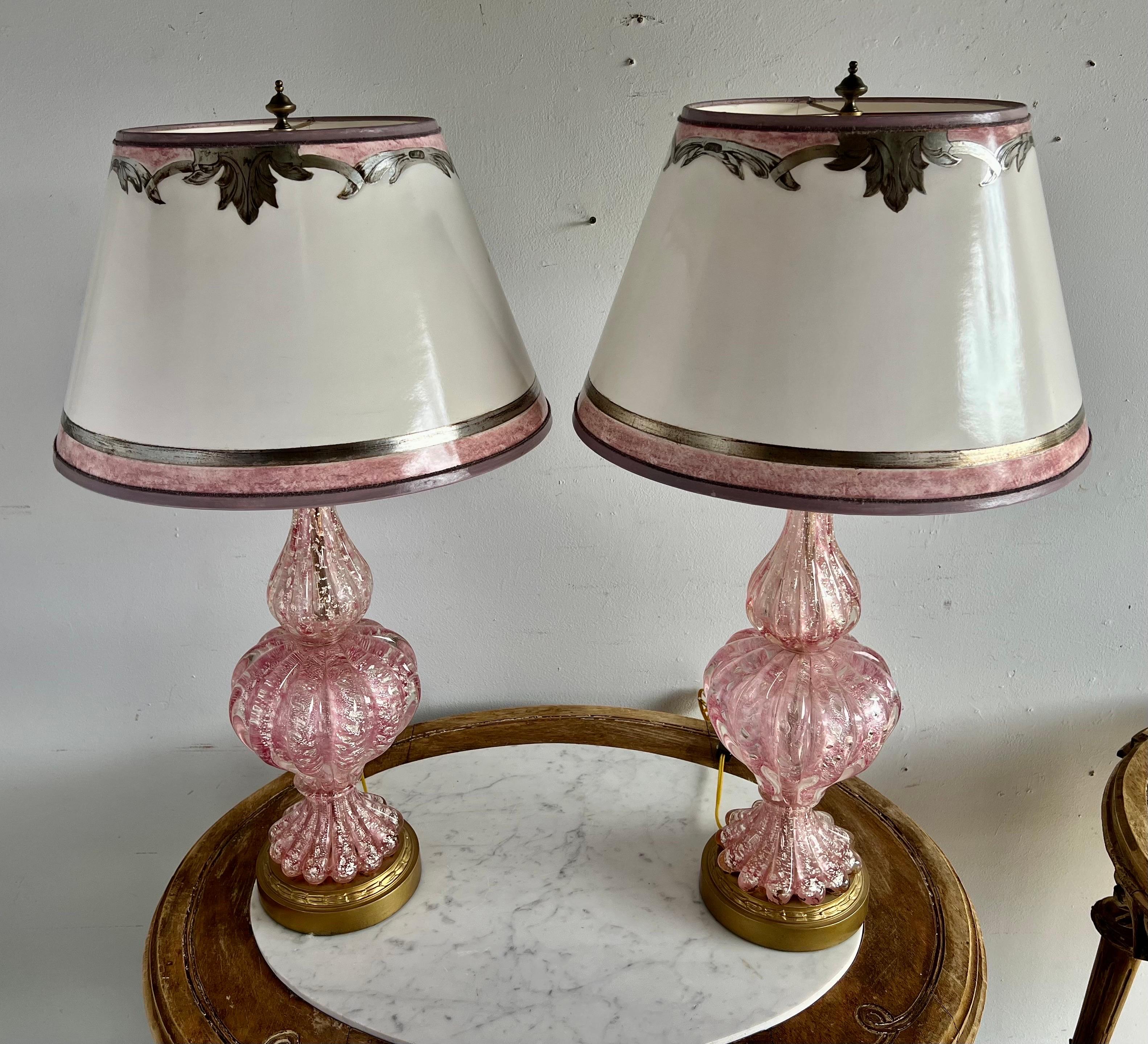 Paire d'authentiques lampes vintage en verre de Murano de couleur rose avec des détails en argent. Les abat-jour sont couronnés d'abat-jour en parchemin peints à la main pour une coordination parfaite. Les lampes sont nouvellement recâblées et