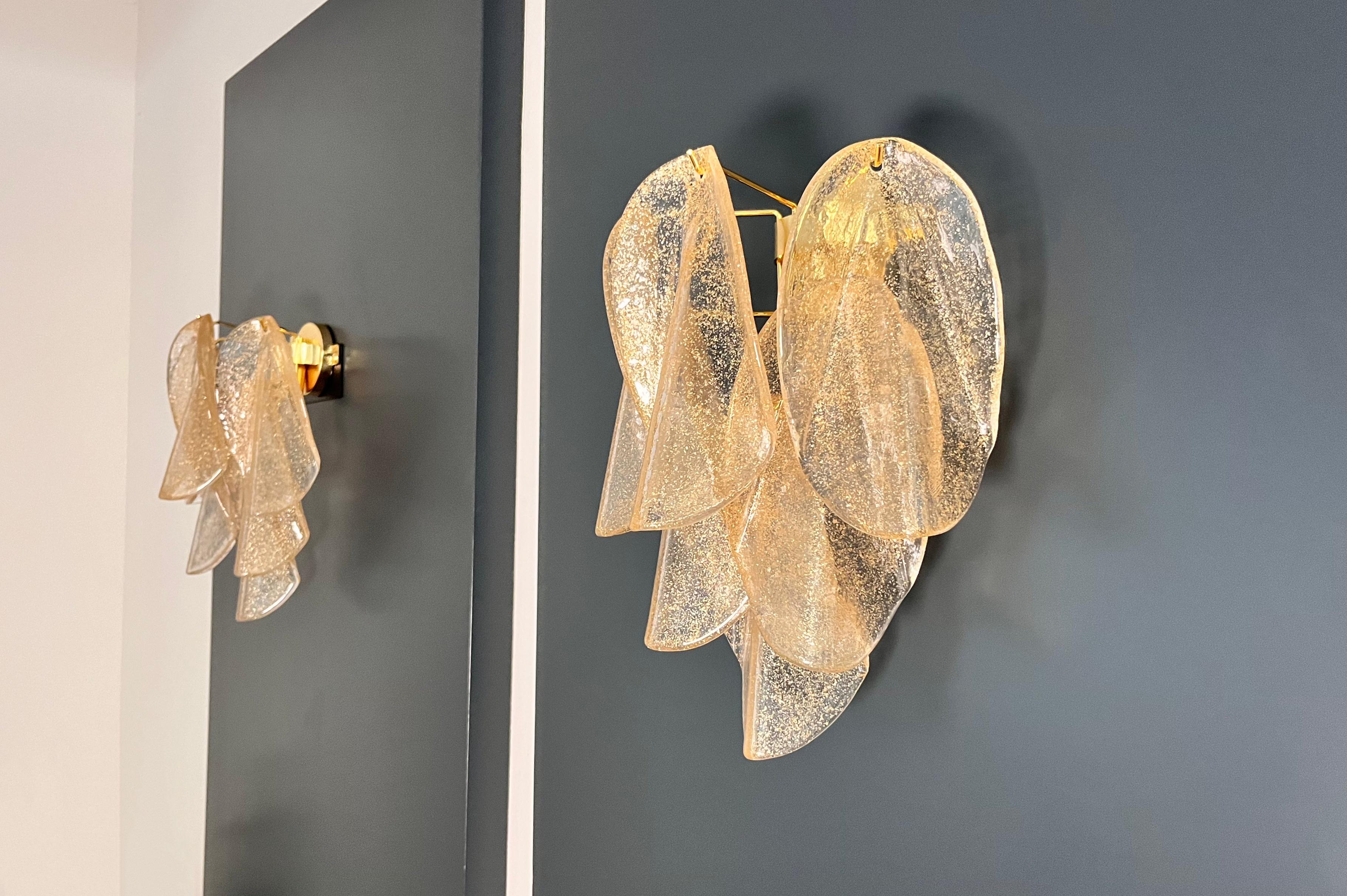Galvanized Pair of vintage Murano Rondini wall sconces – gold glass petals For Sale