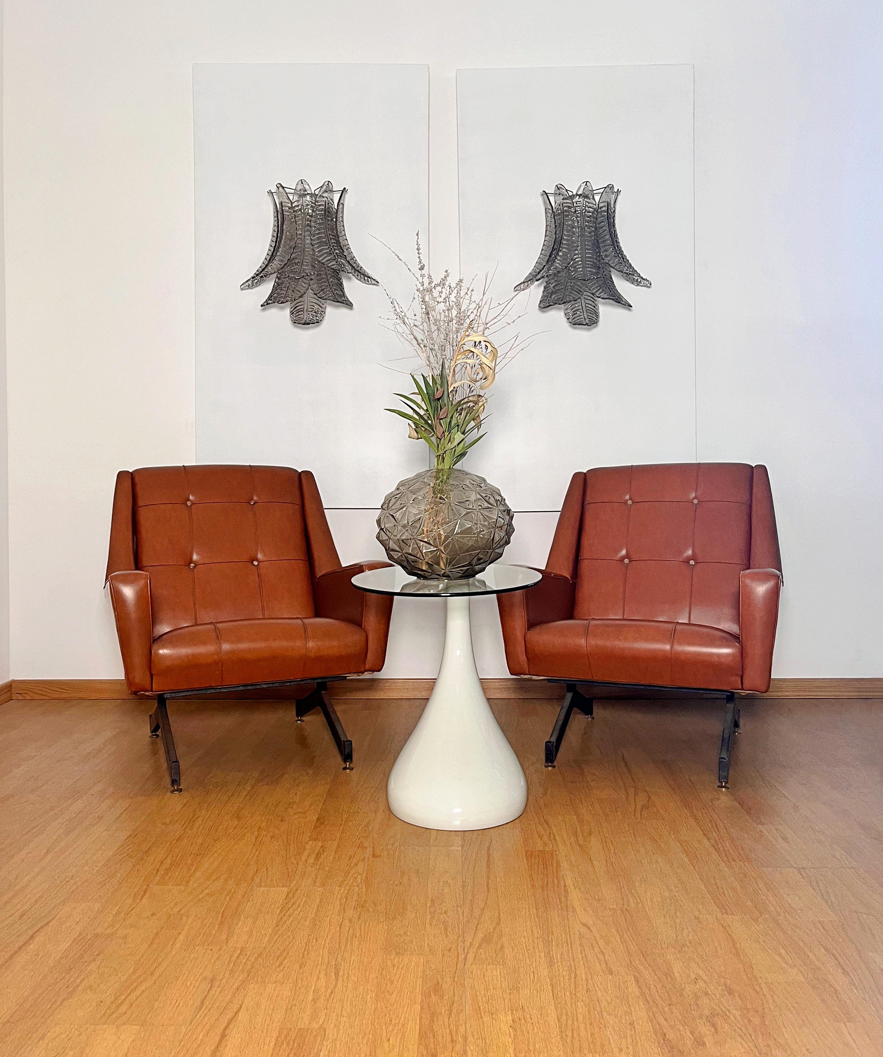 Fantastica coppia di applique vintage di Murano realizzate con 10 Felci di Murano fumé a sei livelli per ogni applique in una cornice di metallo cromato. I vetri di questo lampadario sono vere e proprie opere d'arte.
Periodo: fine del XX