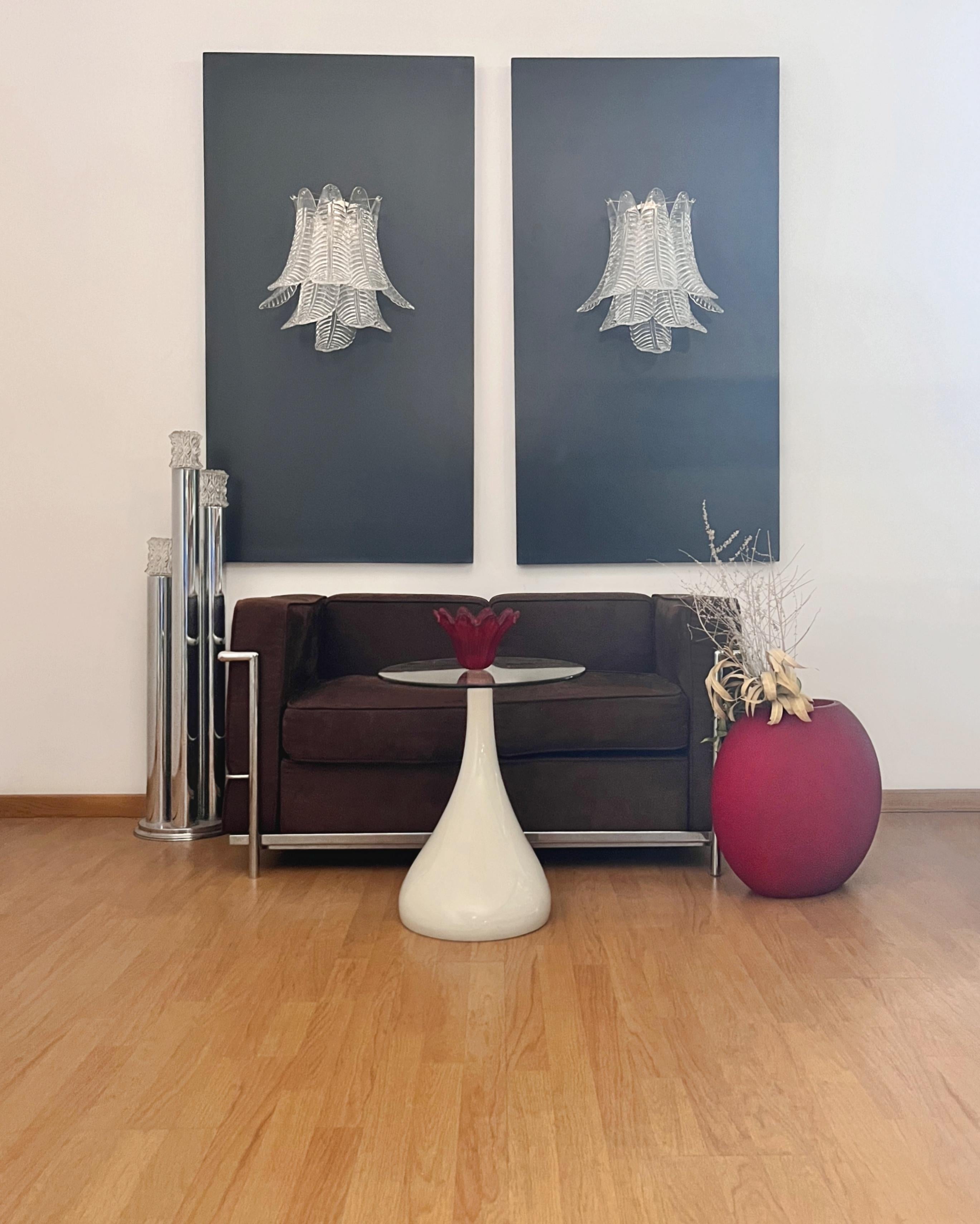 Fantastica coppia di applique vintage di Murano realizzate con 10 Felci di Murano trasparenti a sei livelli per ogni applique in una cornice di metallo cromato.
Periodo: fine del XX secolo
Dimensioni: 	18,50 pollici di altezza (47 cm); 18,50 pollici