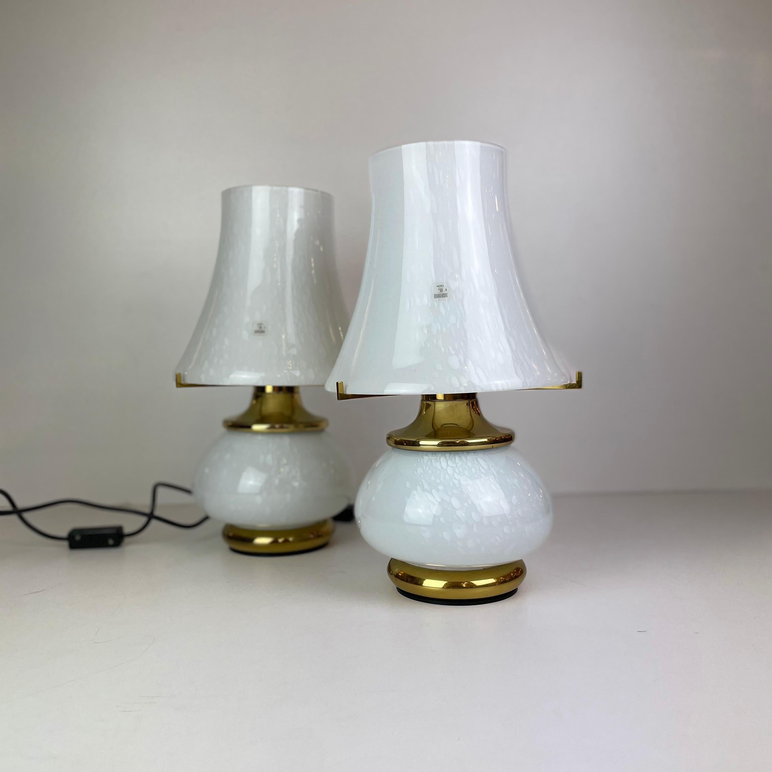Set of two Italian mushroom table lamps in bubbly white Murano glass and golden metal designed by F.Fabbian from the 1970’s.
Those lamps possesses two light bulbs that you can light up one at the time or all together.

Designed by : F.Fabbian 
Made