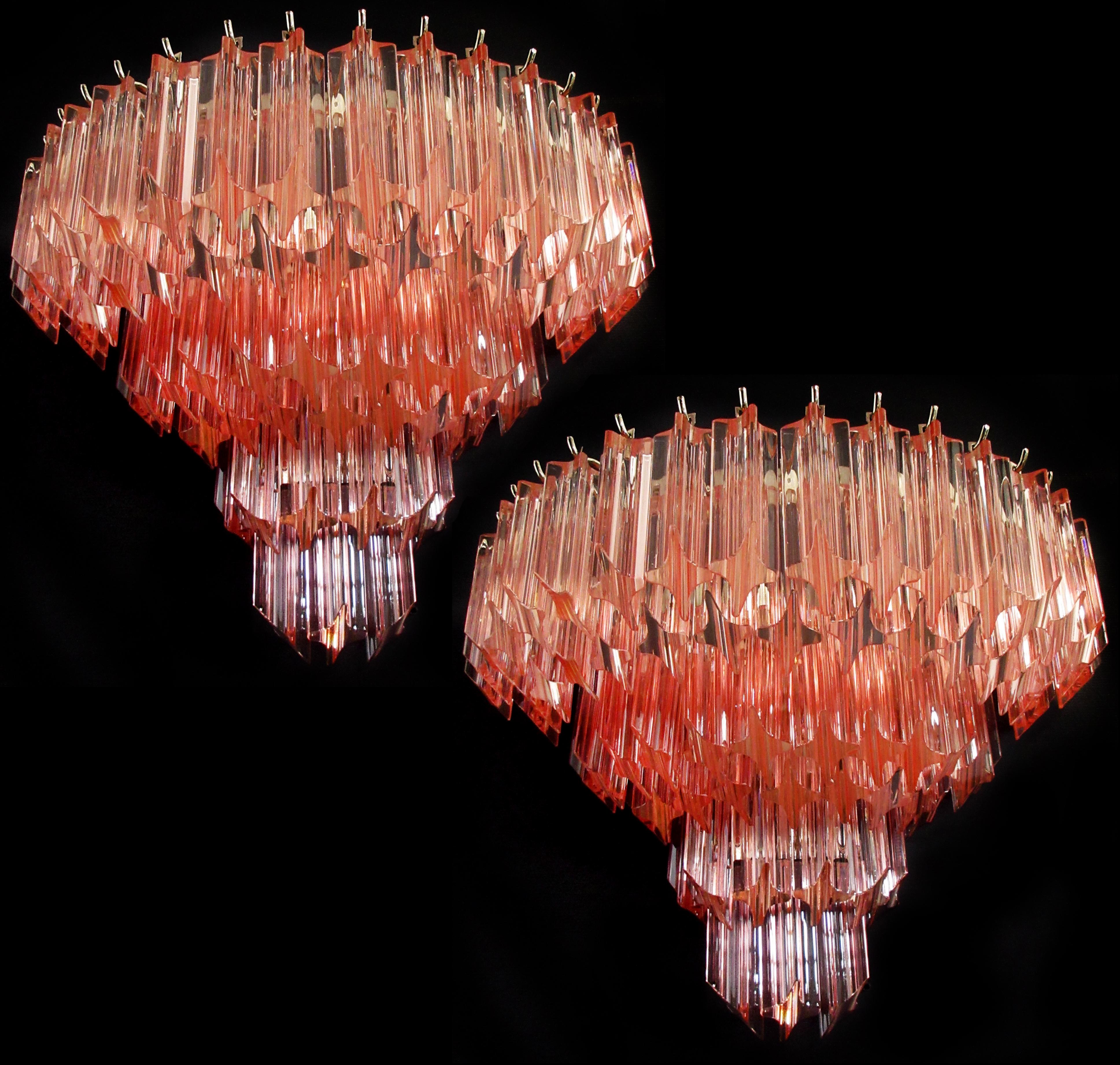 Fantastique paire d'appliques murales vintage de Murano composée de 63 prismes en cristal de Murano (quadriedri) pour chaque applique dans un cadre en métal chromé. Les lunettes sont de couleur rose.
Période : 1980s
Dimensions : 13,60 pouces de