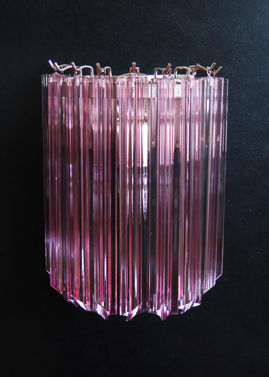 Fantastisches Paar von Vintage Murano Wandleuchter von 9 Murano rosa Kristall Prisma (quadriedri) für jede Anwendung gemacht  in einem verchromten Metallrahmen. Die Gläser sind durchsichtig.
Zeitraum: Ende des XX. Jahrhunderts
Abmessungen: 11,80