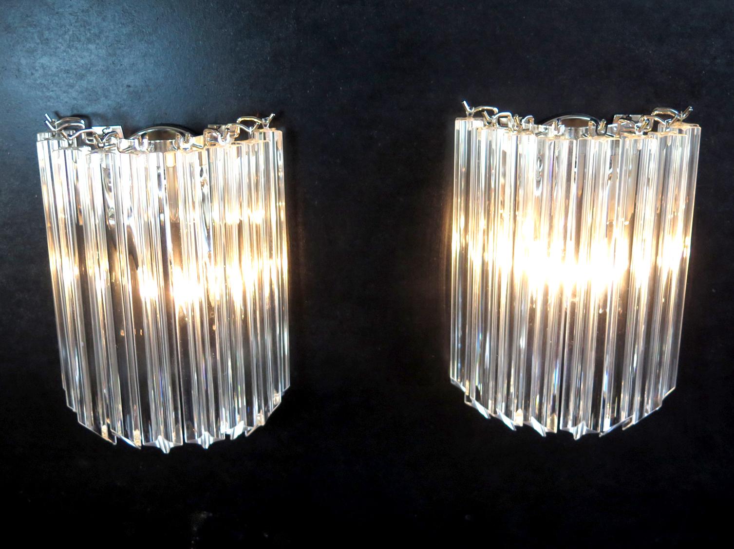 Fantastisches Paar von Vintage Murano Wandleuchte von 9 Murano-Kristall-Prisma (quadriedri) für jede Applique in einem verchromten Metallrahmen gemacht. Die Gläser sind durchsichtig.
Zeitraum: Ende des XX. Jahrhunderts
Abmessungen: 11,80 Zoll Höhe