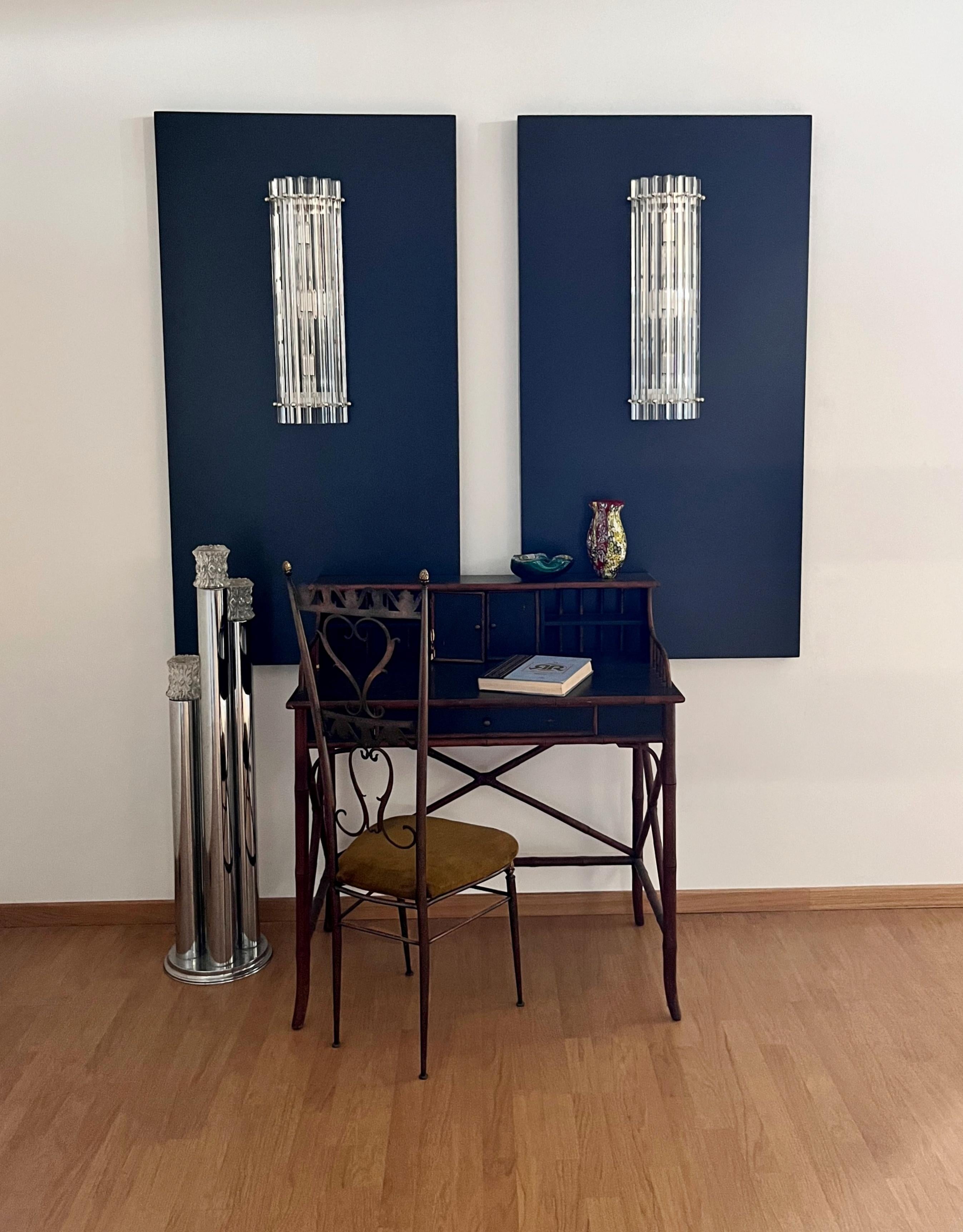 Fantastica coppia di applique vintage di Murano realizzate con 7 prismi di cristallo di Murano (triedri) per ogni applique in una cornice di metallo cromato. La forma di questa applique è a colonna. Gli occhiali sono trasparenti. Le lampade da