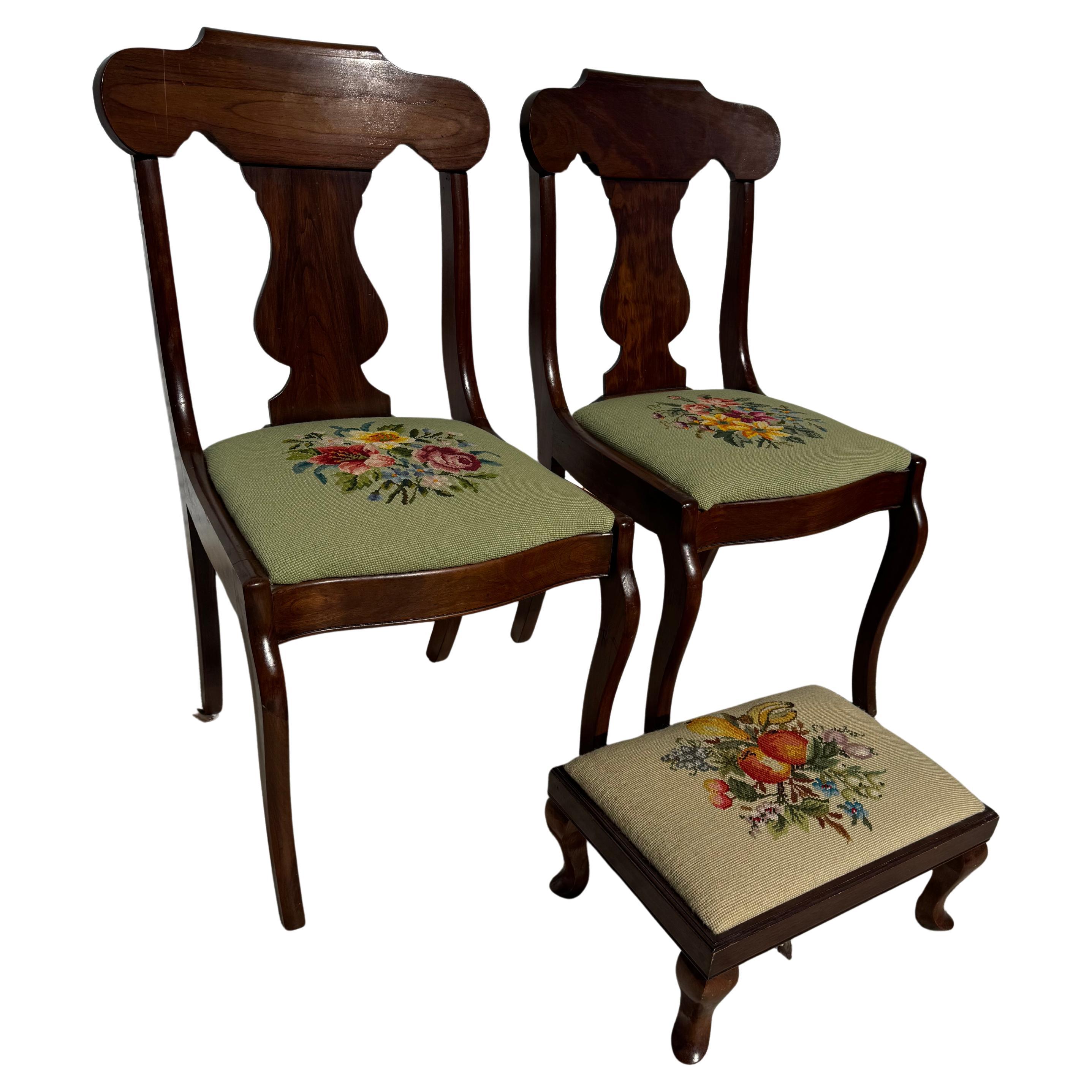 Paar Vintage Needlepoint gepolstert Regency Style Stühle und Fußstütze