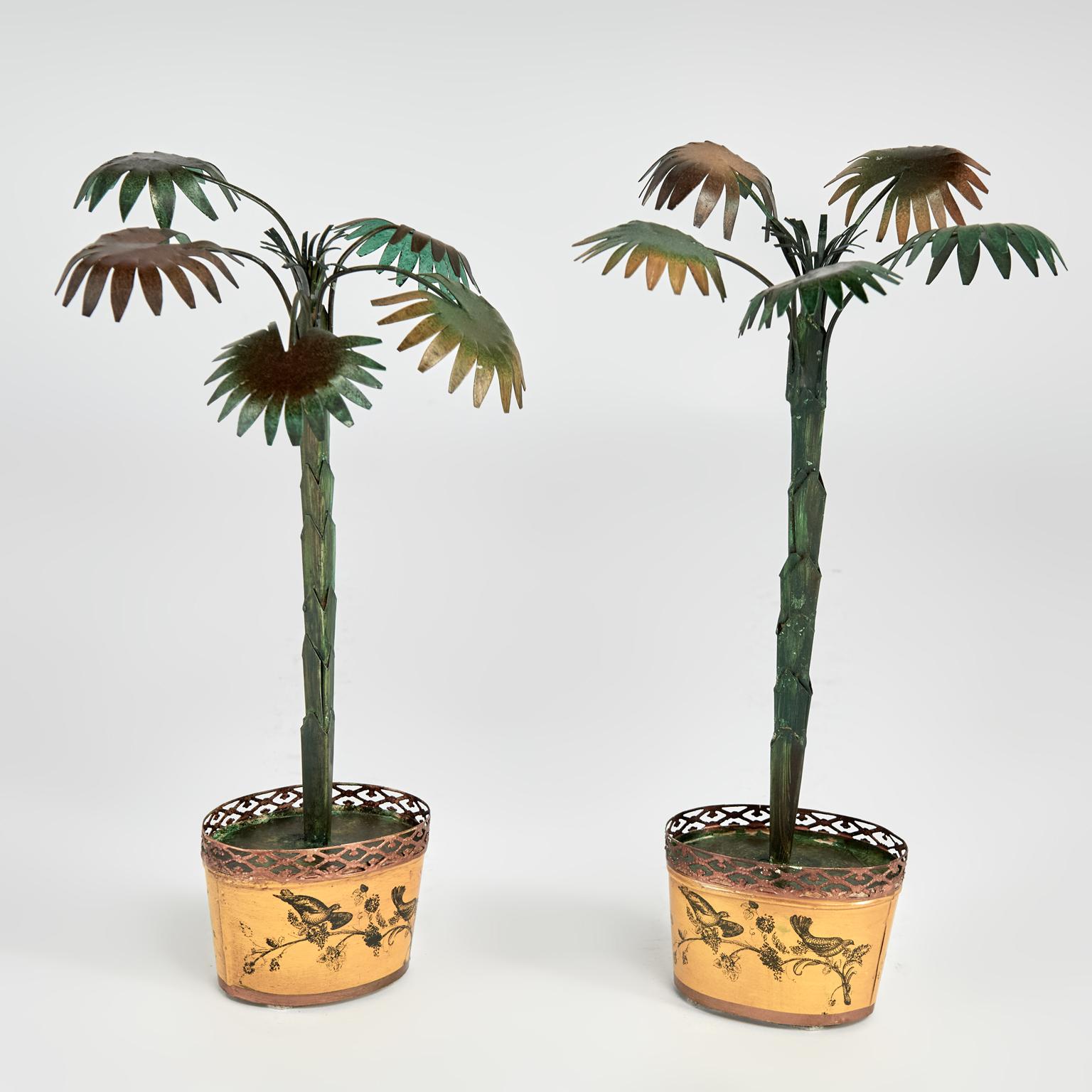 Encantadora pareja de palmeras italianas neoclásicas tole o pintadas, con frondas y troncos estilizados, colocadas en jardineras de color mostaza con galerías y decoradas con pájaros y árboles.

De izquierda a derecha:

H: 14 W: 9 D: 9

H: 15 W: 8