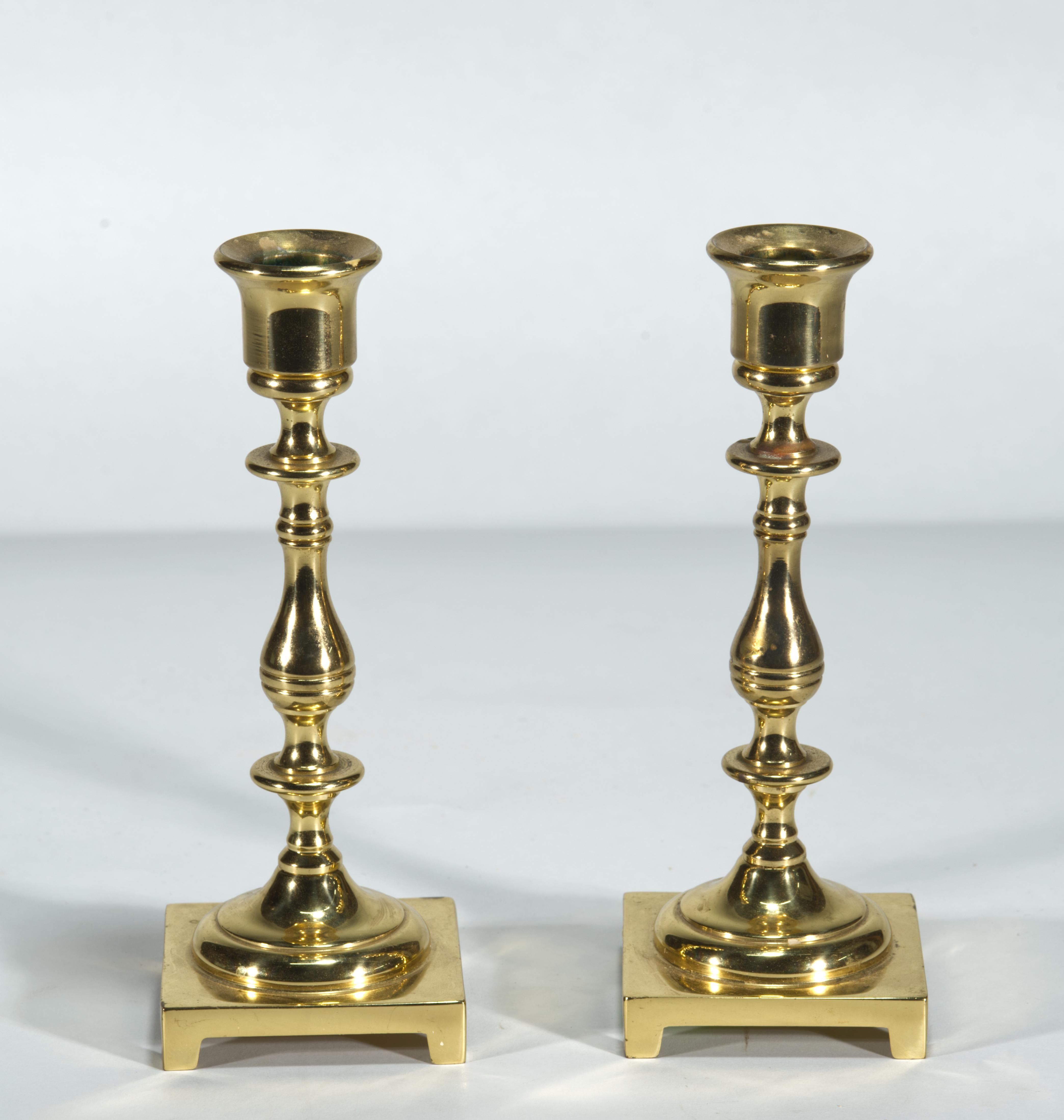 Américain Paire de chandeliers néoclassiques en laiton à balustre sur base à pied en vente