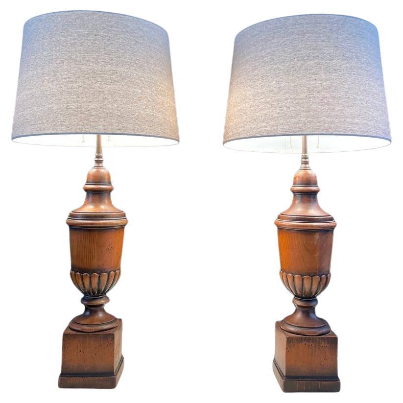 Coppia di lampade neoclassiche vintage in legno intagliato e dipinto