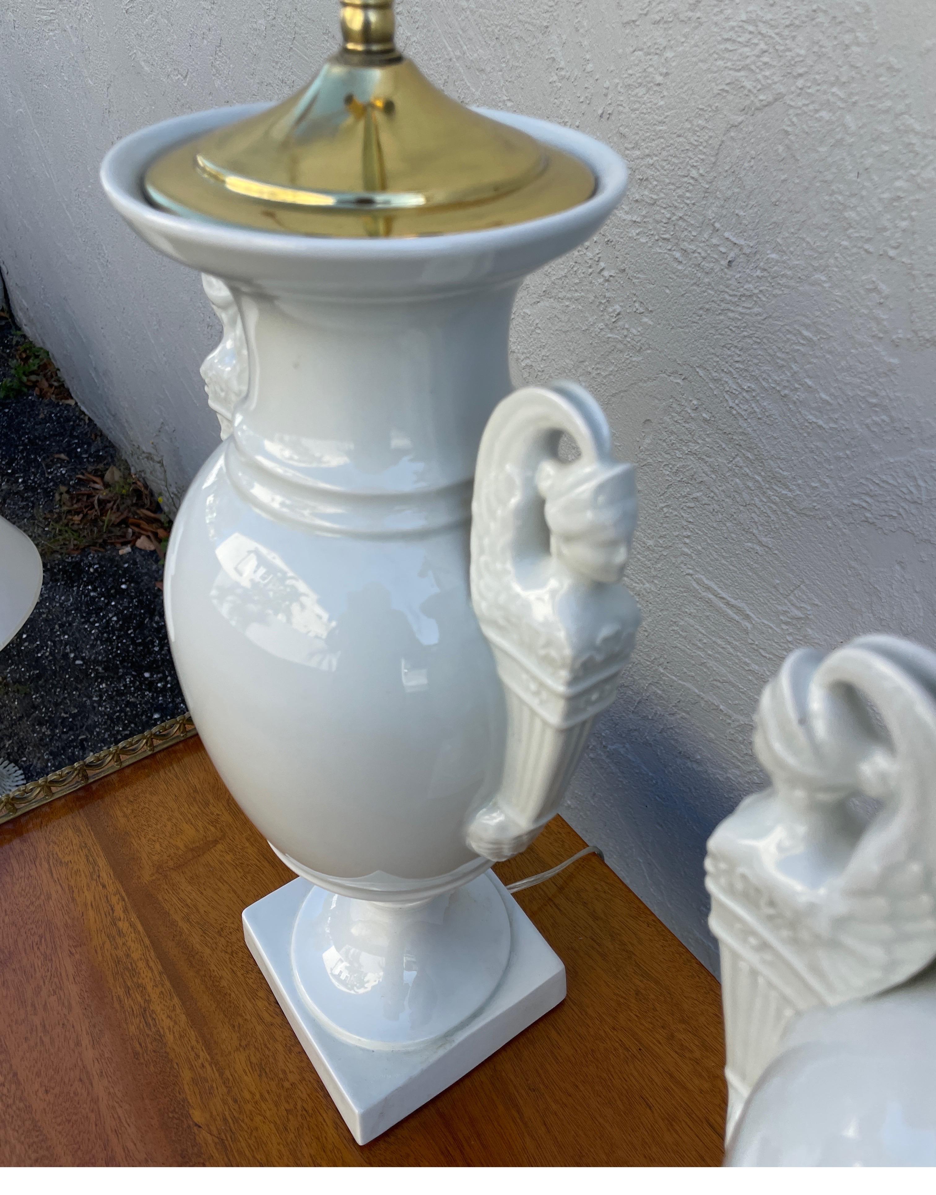 Pair of Vintage Neoclassical French Porcelain Lamps For Sale 1