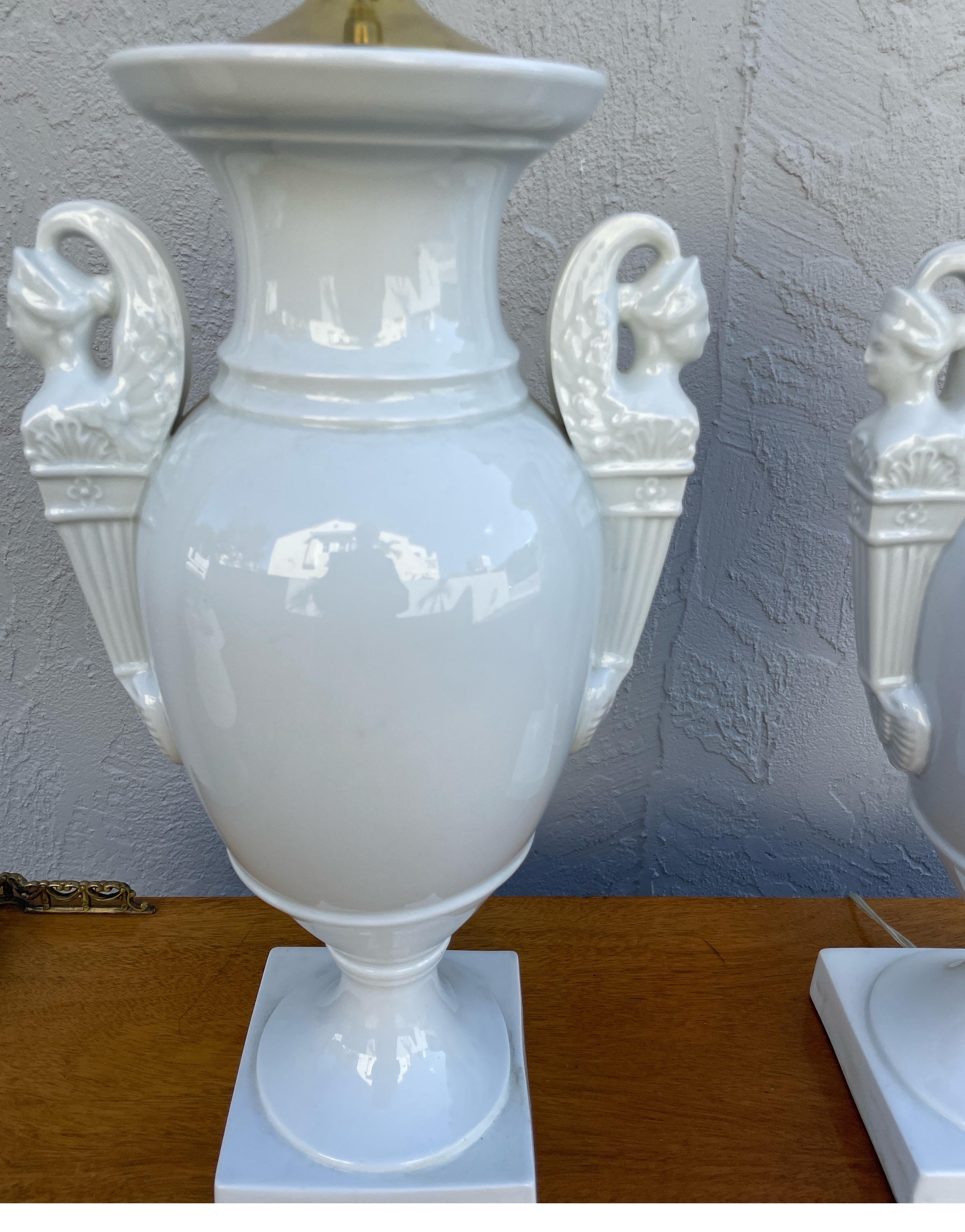 Pair of Vintage Neoclassical French Porcelain Lamps For Sale 3