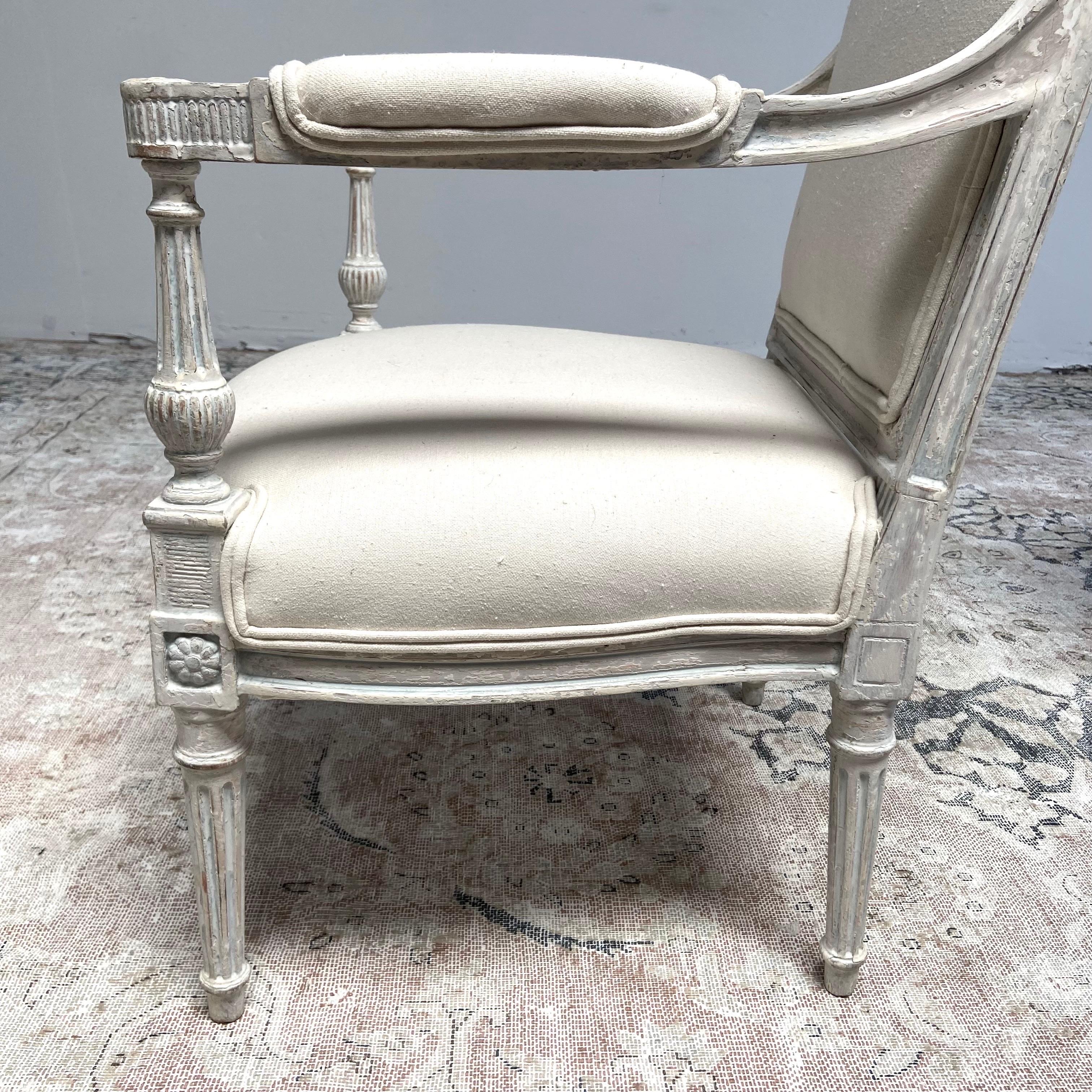 Paire de fauteuils néoclassiques vintage peints et tapissés en vente 5