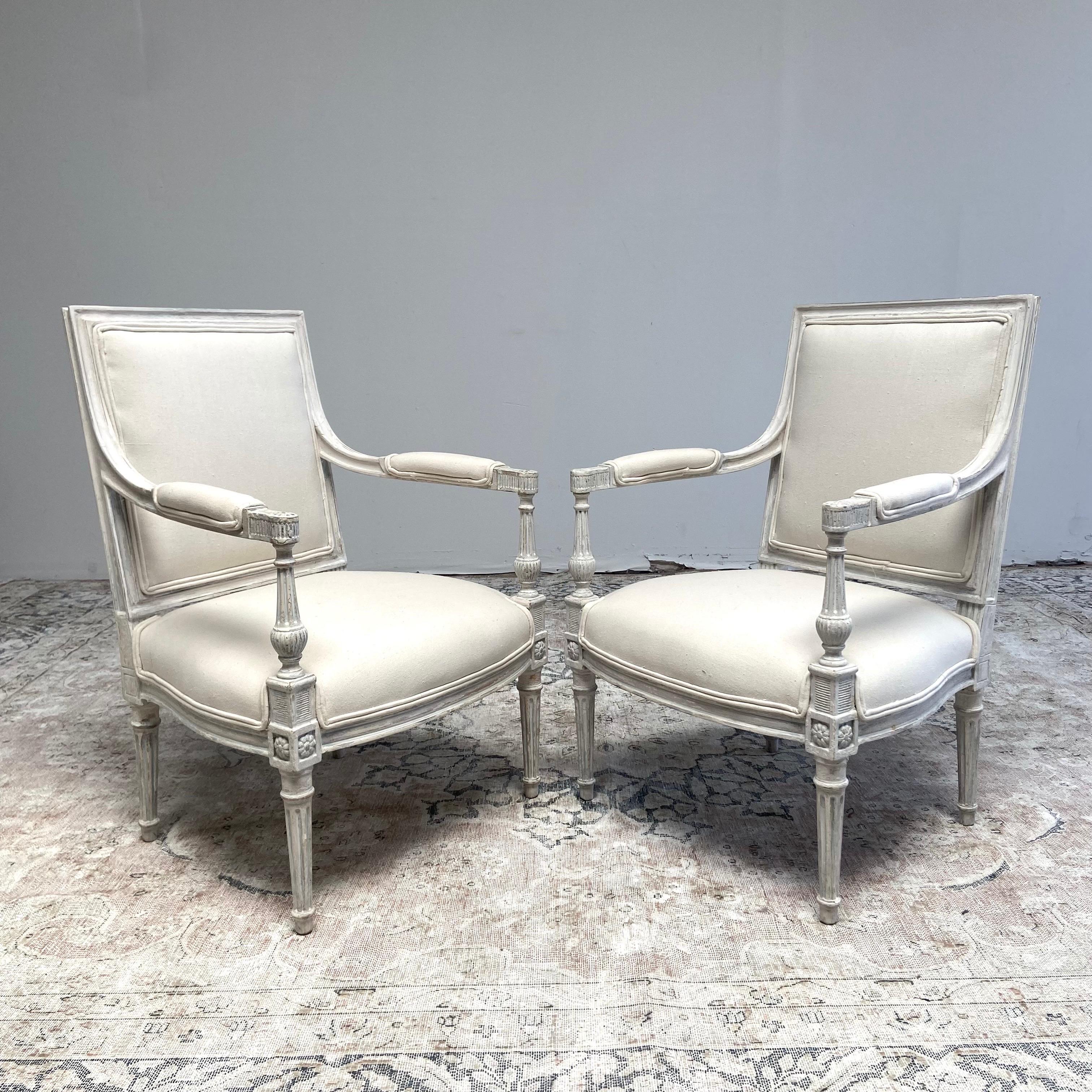 Paire de fauteuils néoclassiques vintage peints et tapissés en vente 7