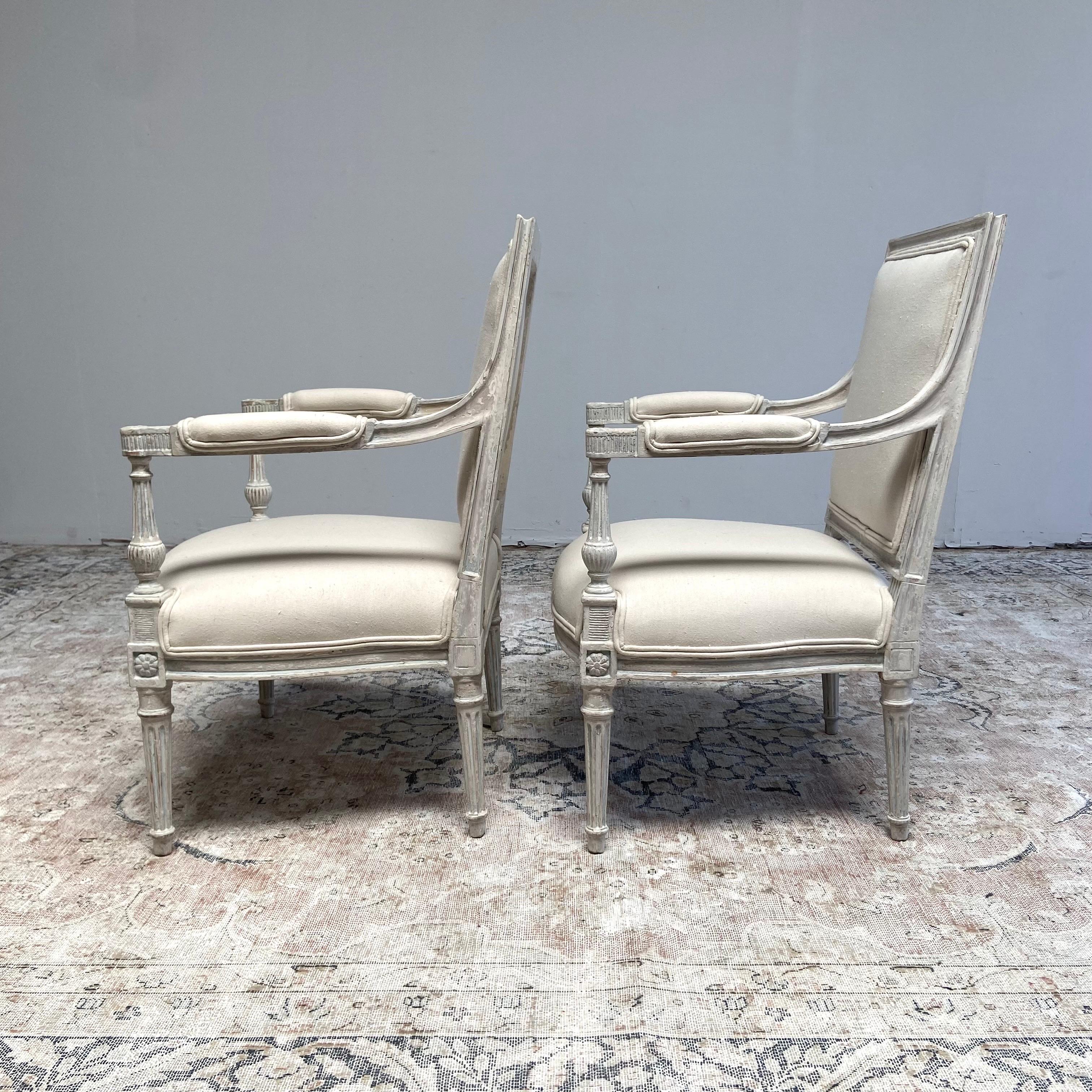 Paire de fauteuils néoclassiques vintage peints et tapissés en vente 1