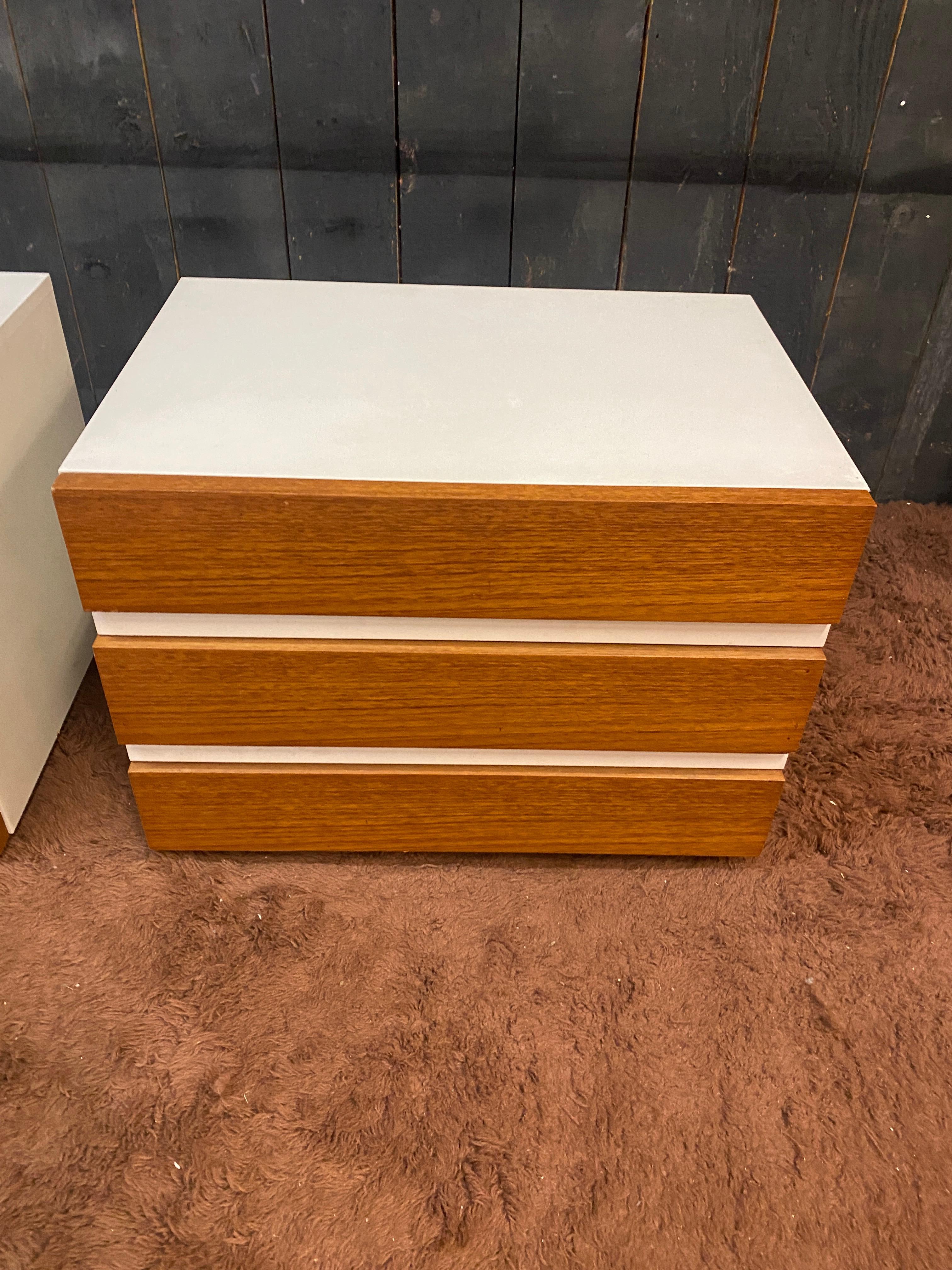 pair of vintage night tables in walnut and lacquered wood circa 1960 In Good Condition For Sale In Mouscron, WHT