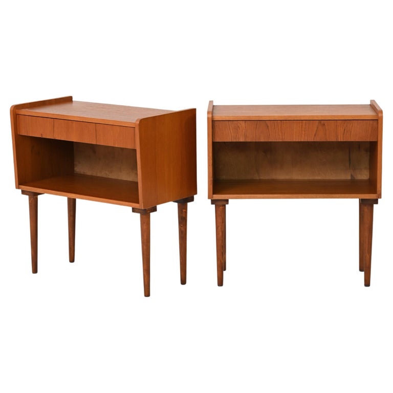 Pair of Vintage Nightstands For Sale at 1stDibs