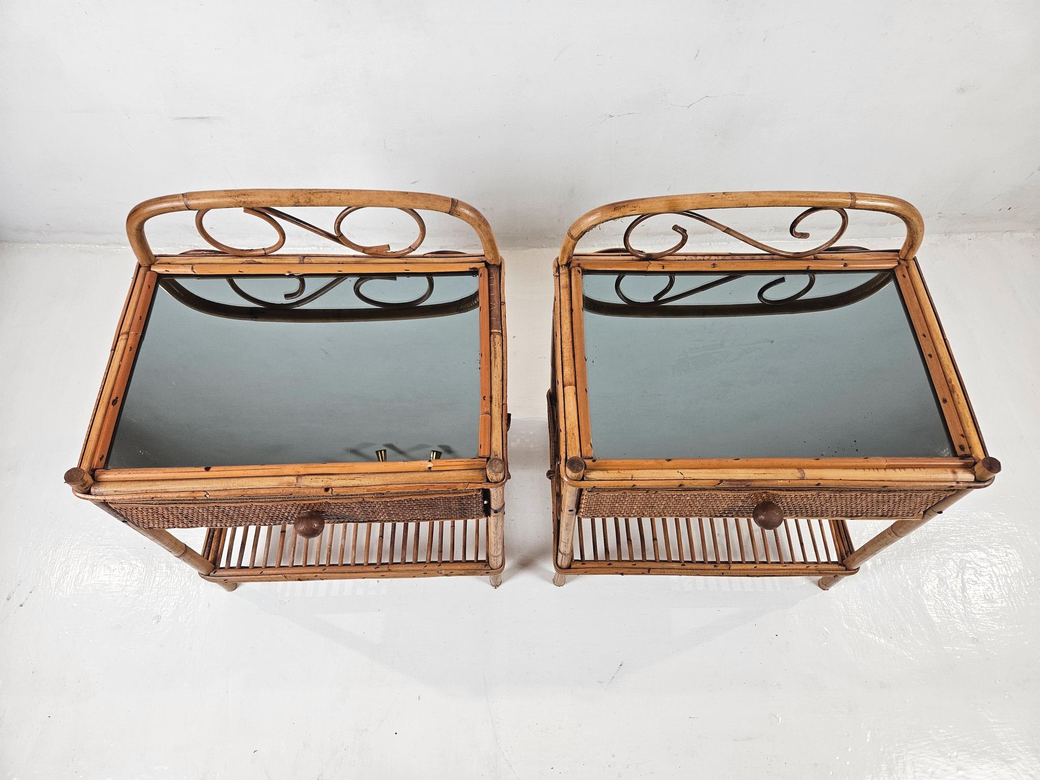Pareja de mesillas de noche vintage de bambú Indonesio en venta