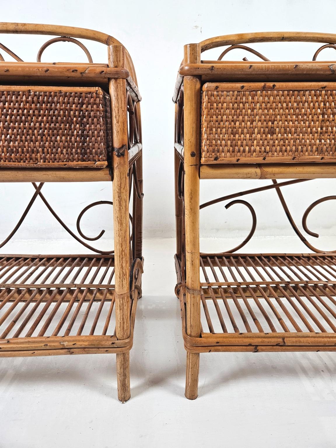 Pareja de mesillas de noche vintage de bambú siglo XX en venta