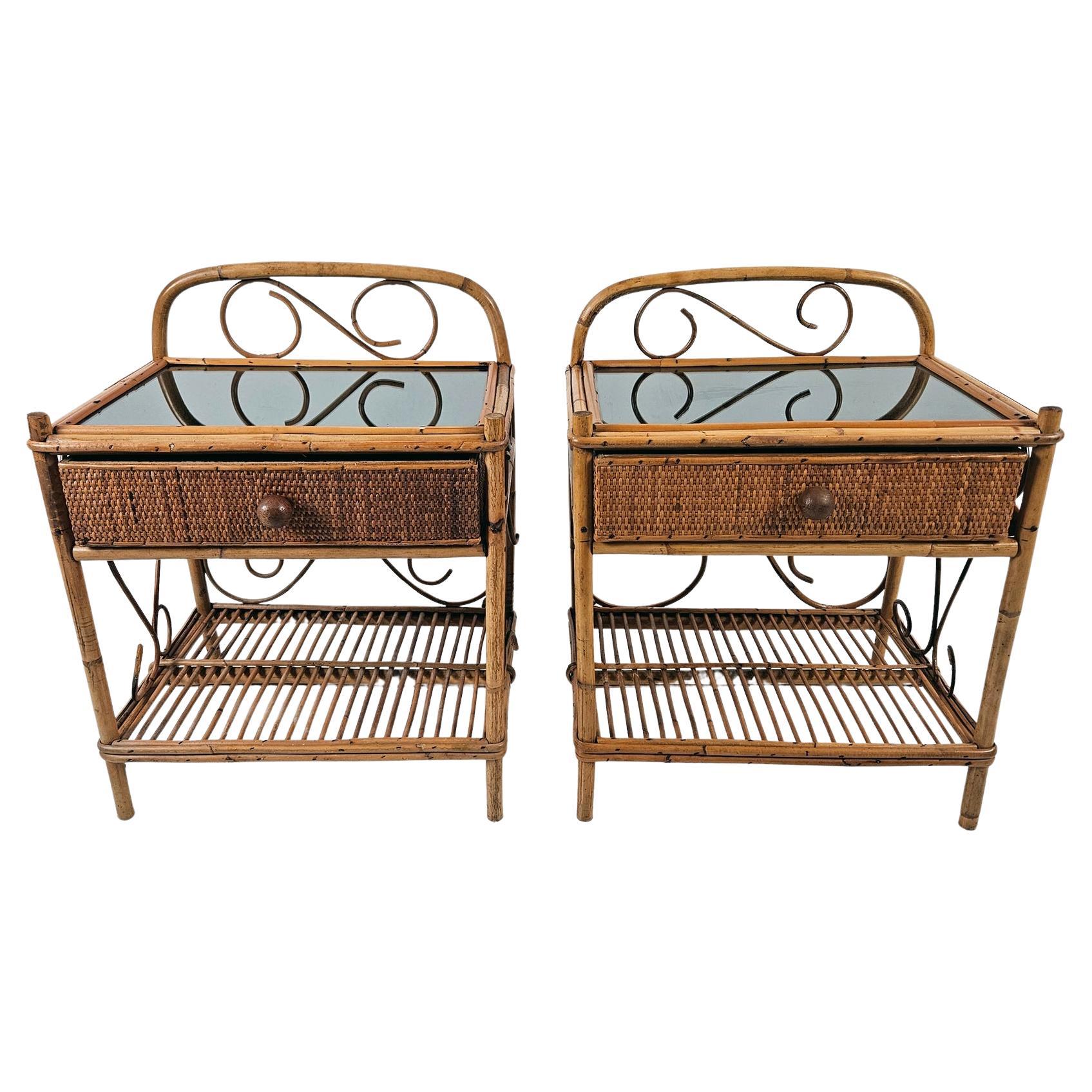 Pareja de mesillas de noche vintage de bambú en venta