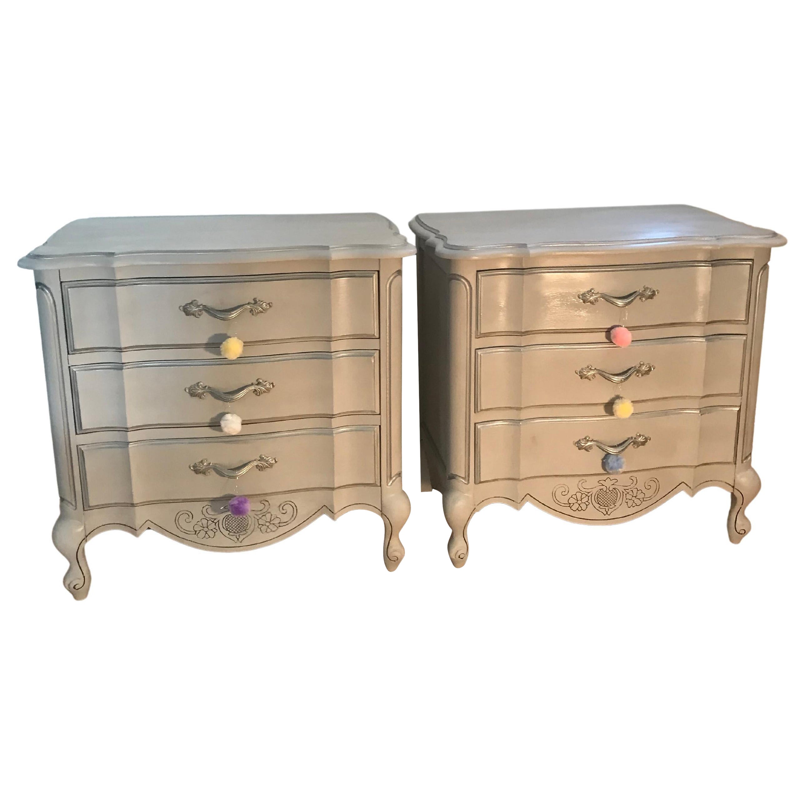 Paire de tables de nuit vintage peintes en gris en vente
