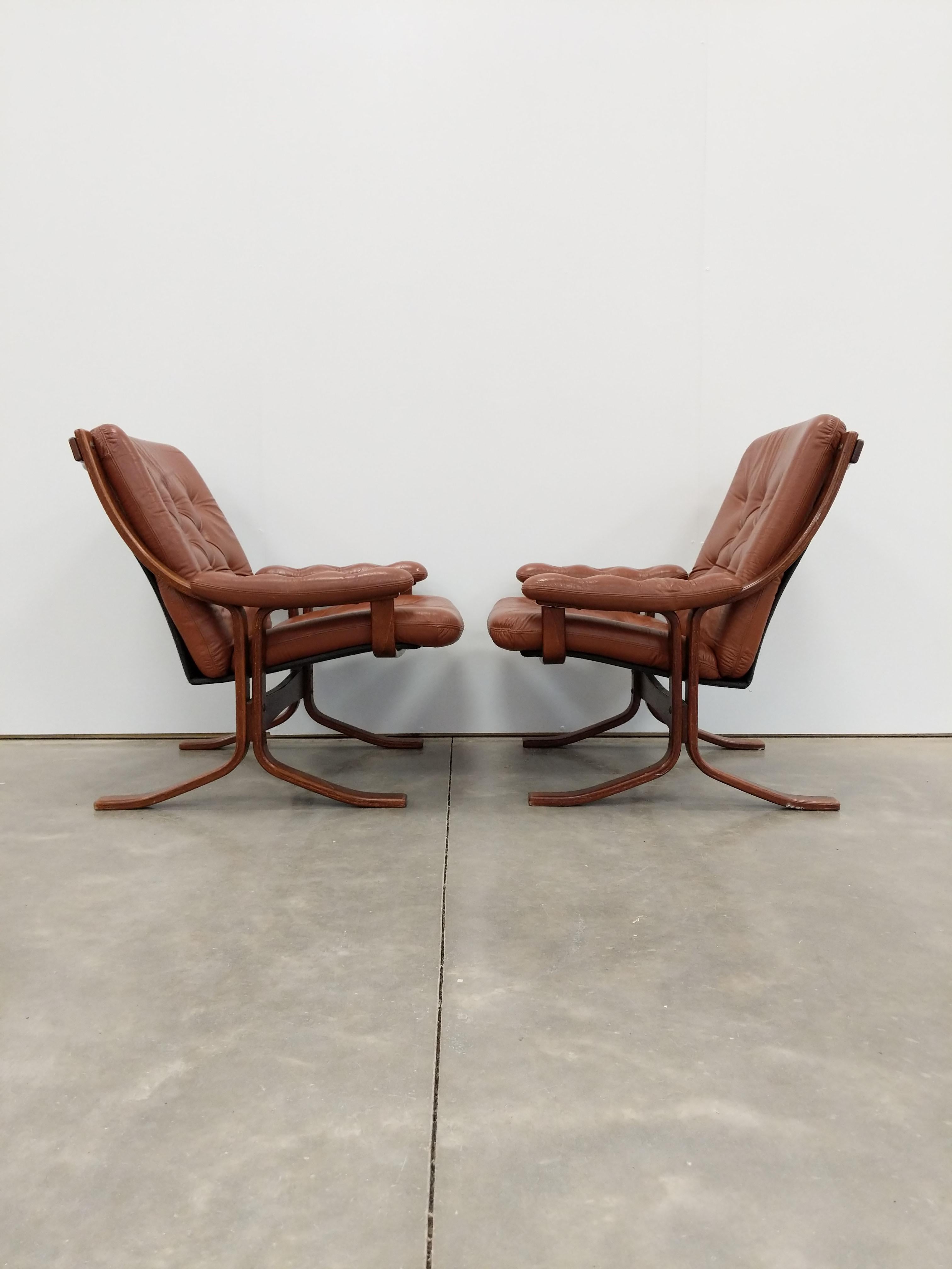 Pair of authentic vintage mid century Norwegian / Scandinavian Modern leather lounge chairs.

Designed by Jon Hjortdal for Velledalen Møbler.

This set is in excellent vintage condition with few signs of age-related wear (see photos).

If you would
