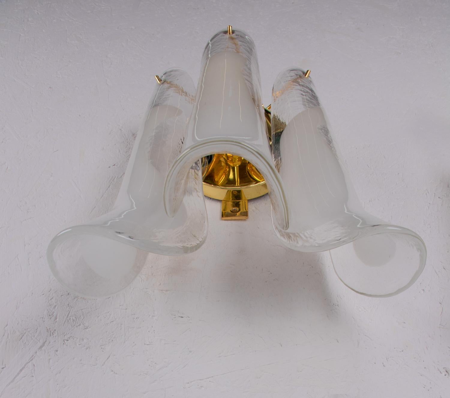 20th Century Pair of Vintage Novaresi Murano Glass Petals Gold Plated Wall Sconces
