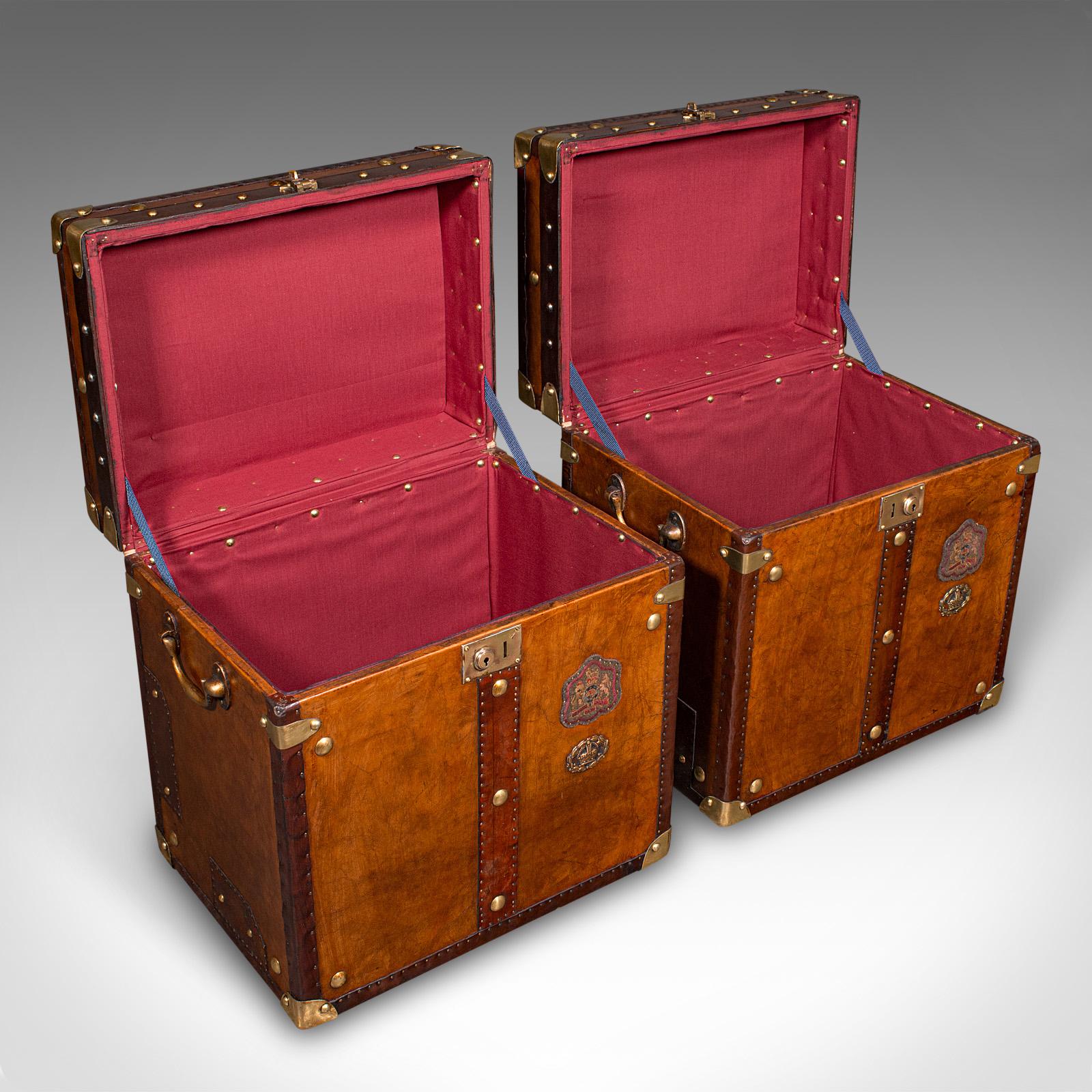
Se trata de un par de cajas de equipaje de campaña de oficial de época. Mesilla de noche inglesa, de cuero y latón, de finales del siglo XX, hacia 1970.
 
Magnífica carpintería, con detalles y acabados de gran belleza
Mostrando una deseable pátina