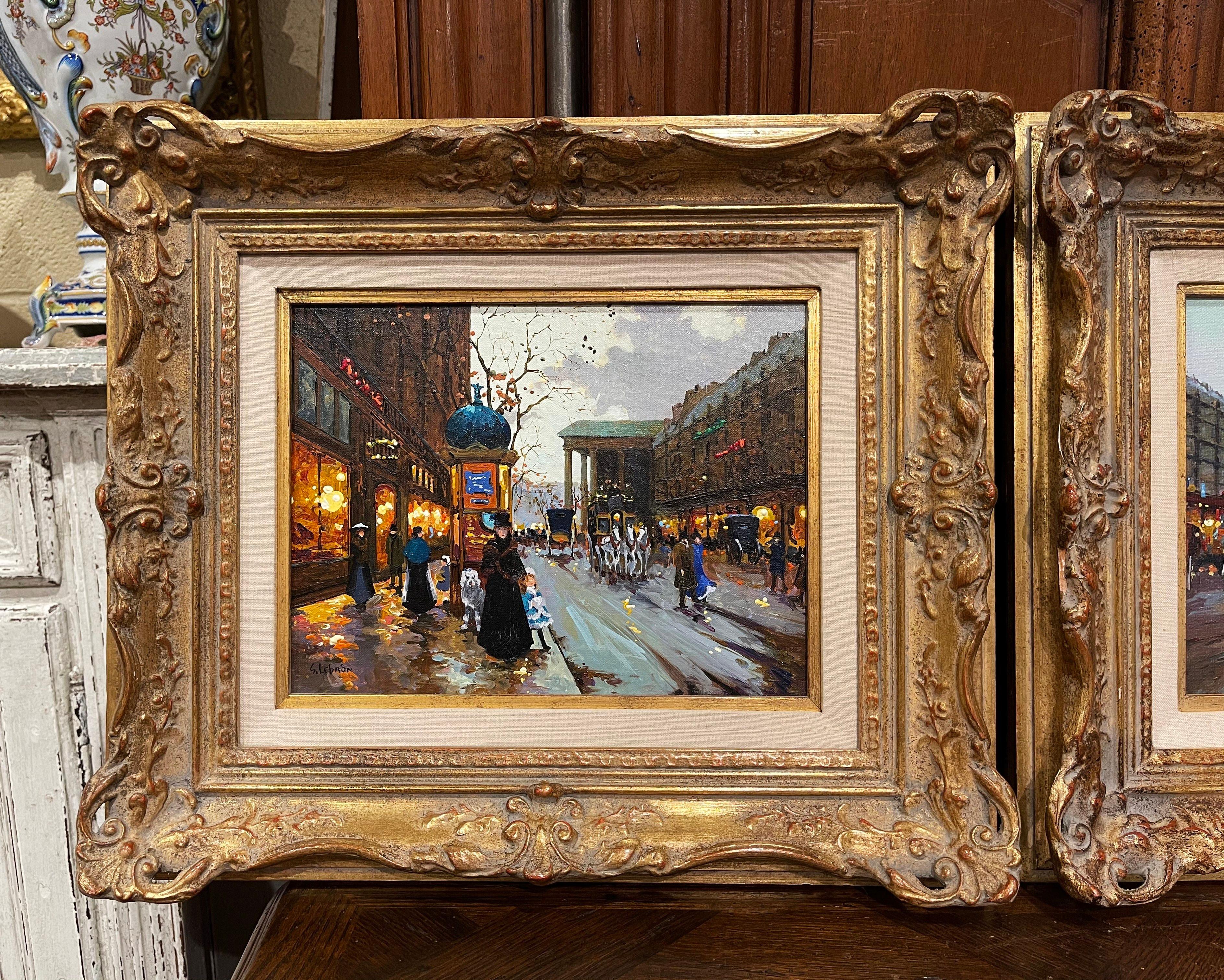 Placées dans des cadres en bois sculpté et doré et signées en bas à droite et à gauche par l'artiste américain Robert Lebron, ces œuvres d'art du milieu du siècle sont peintes sur toile et représentent une scène parisienne typique dans le style