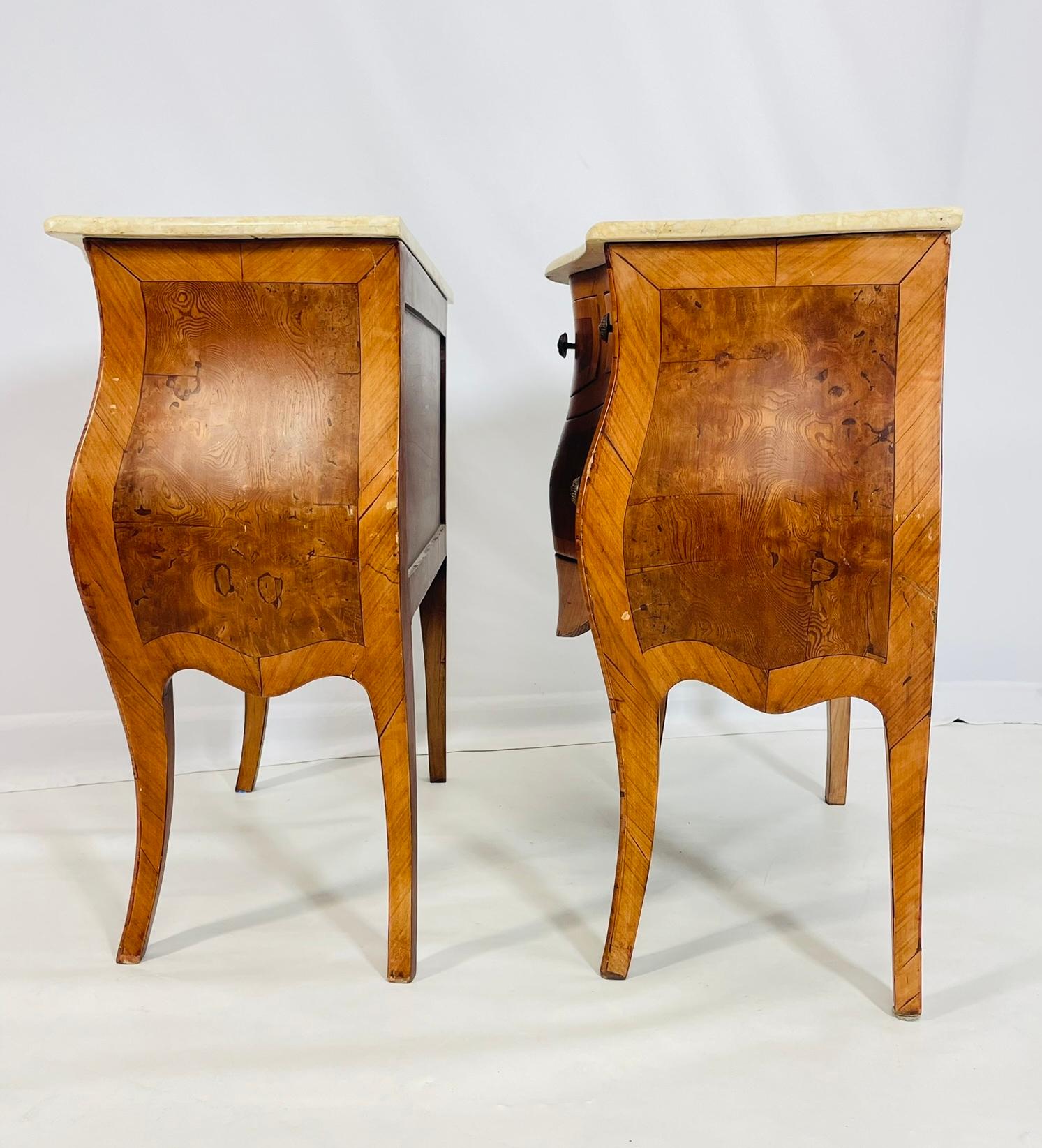 Par de Vintage  Cómodas Bombay de Madera de Olivo, Italia 1900 en Bueno Estado en Los Angeles, CA