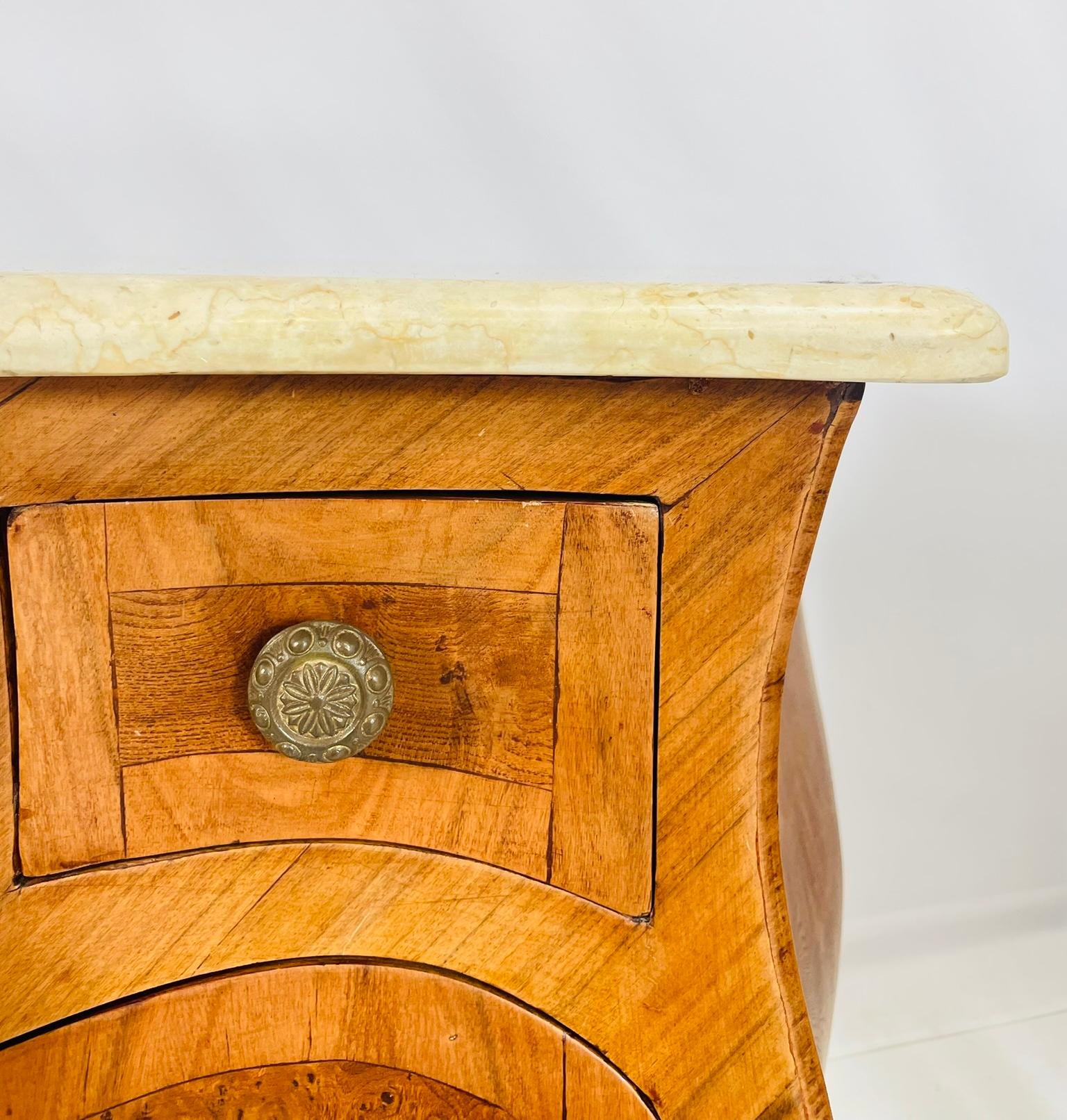 Par de Vintage  Cómodas Bombay de Madera de Olivo, Italia 1900 1
