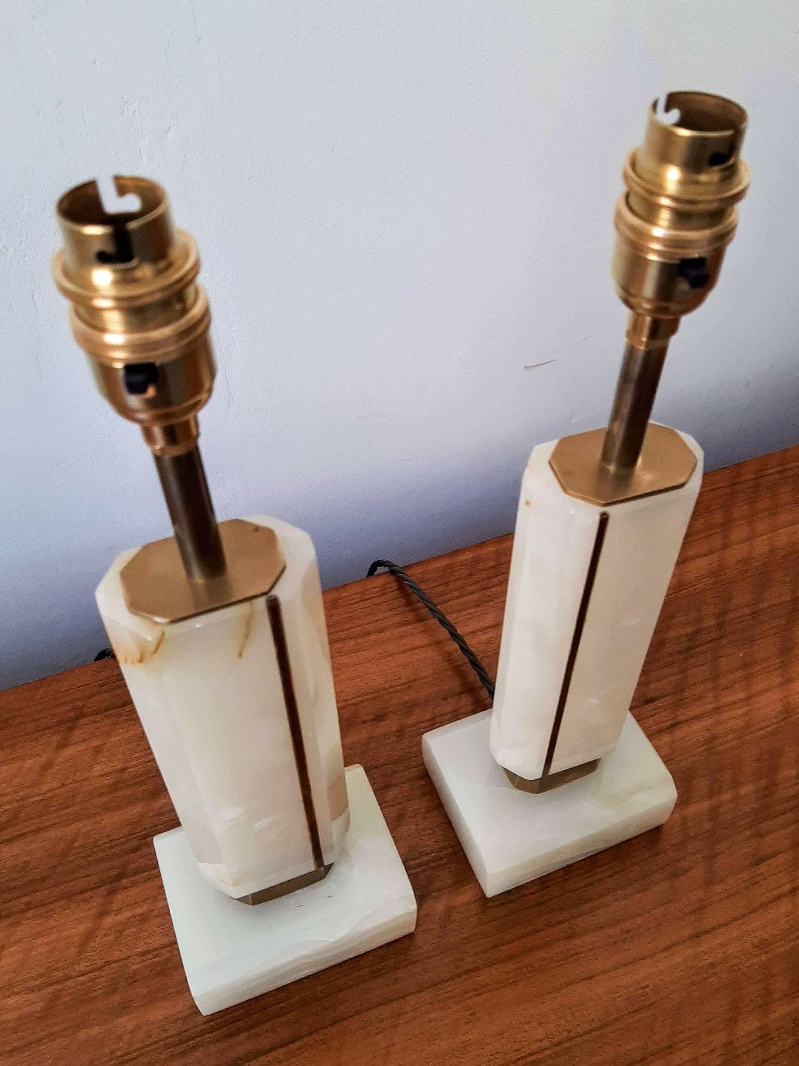 Paire de lampes de bureau vintage en onyx et laiton en vente 3