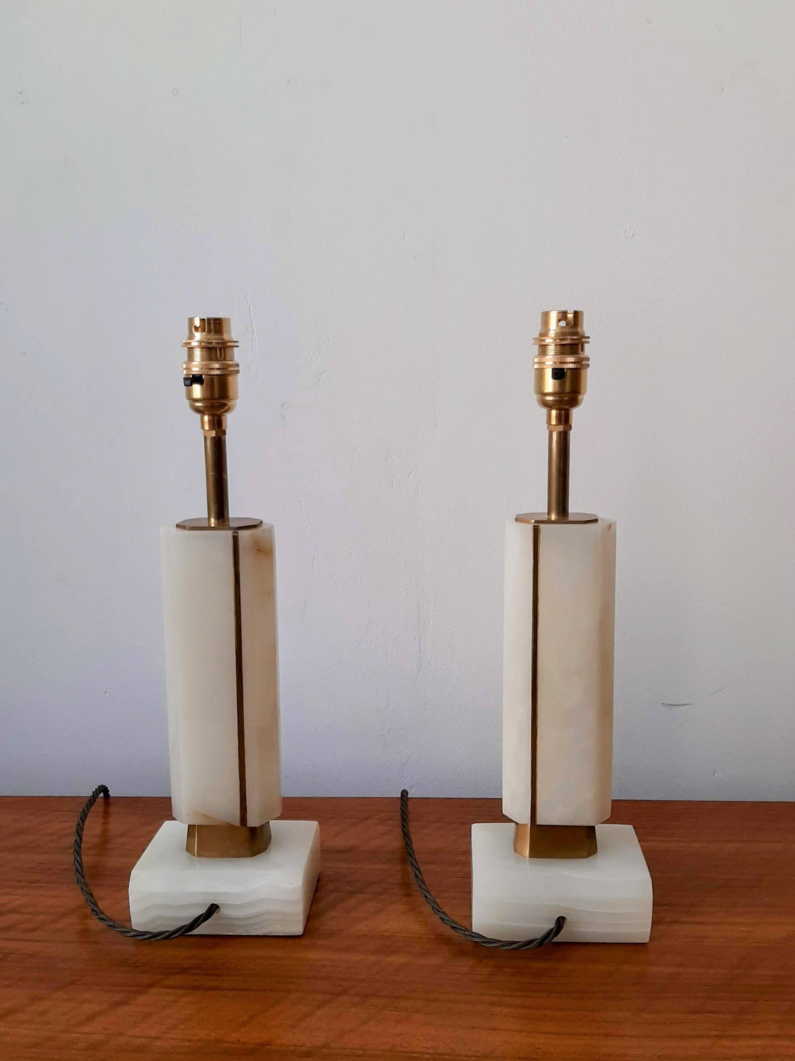 Paire de lampes de bureau vintage en onyx et laiton en vente 4