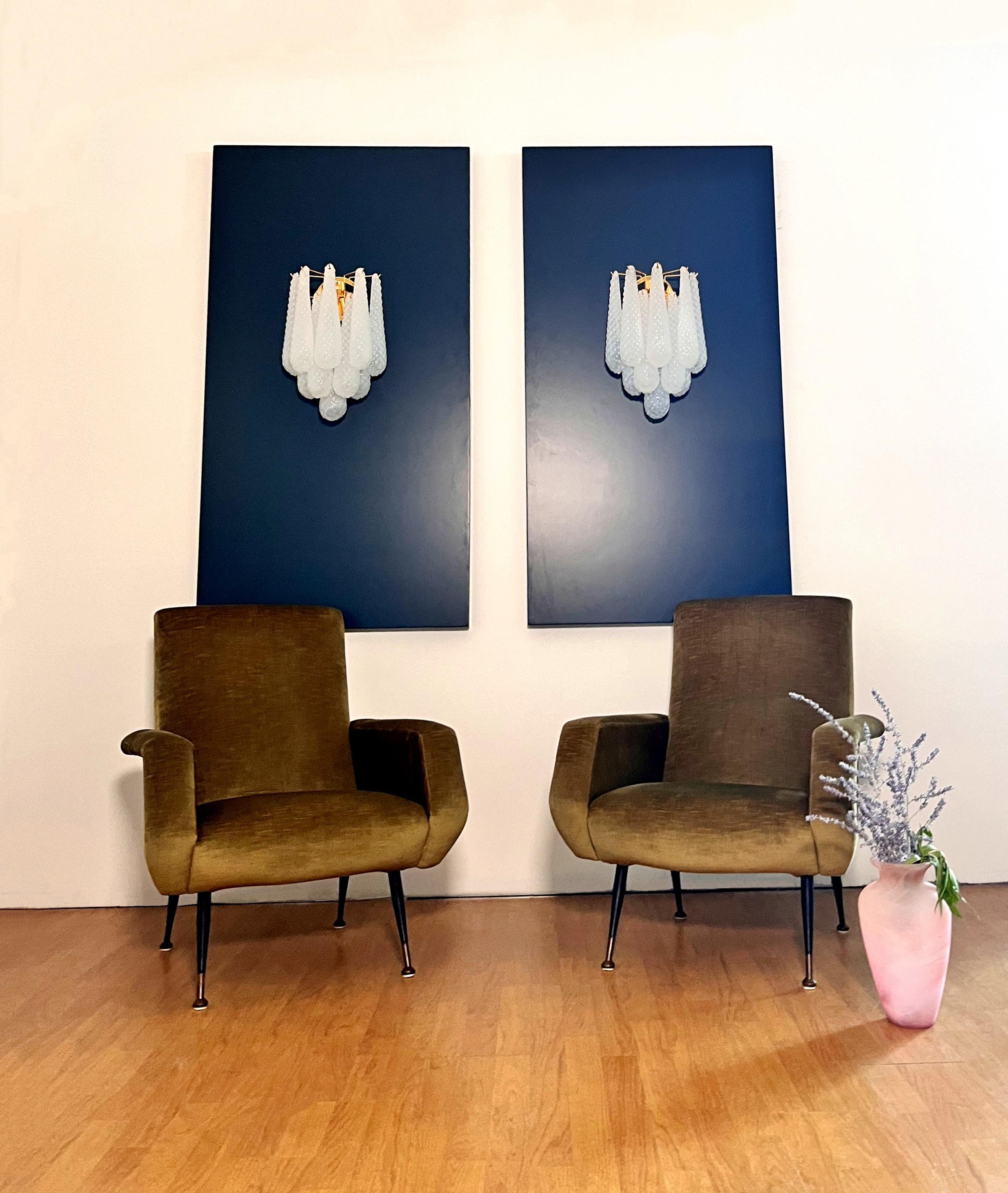 Mid-Century Modern Paire d'appliques murales vintage à pétales en verre opalino en vente