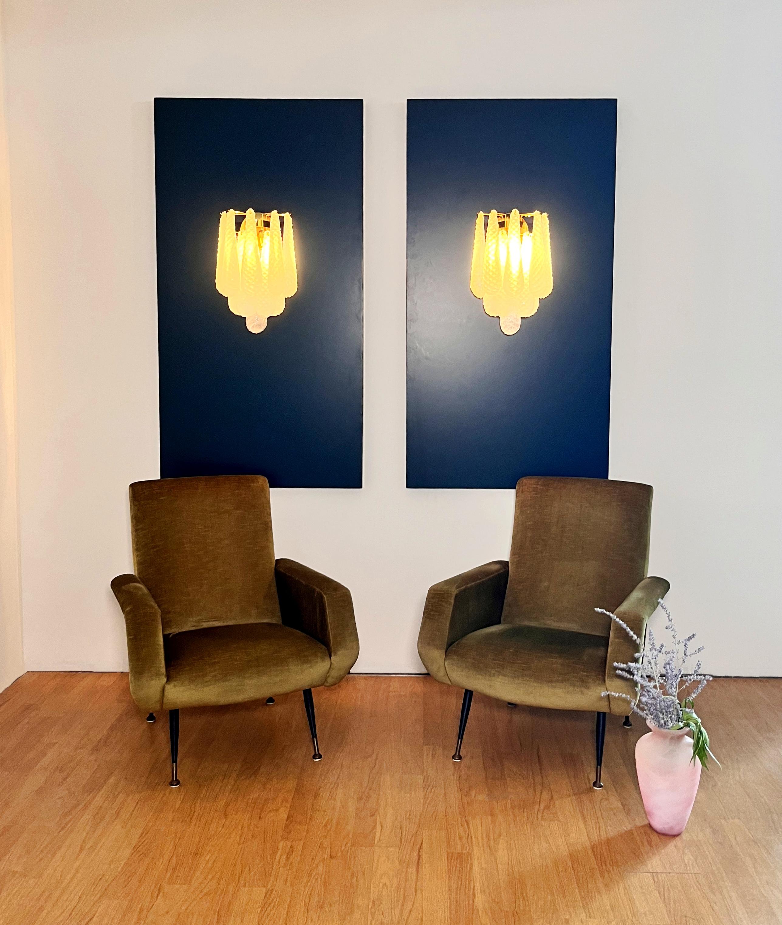 Italian Paire d'appliques murales vintage à pétales en verre opalino en vente