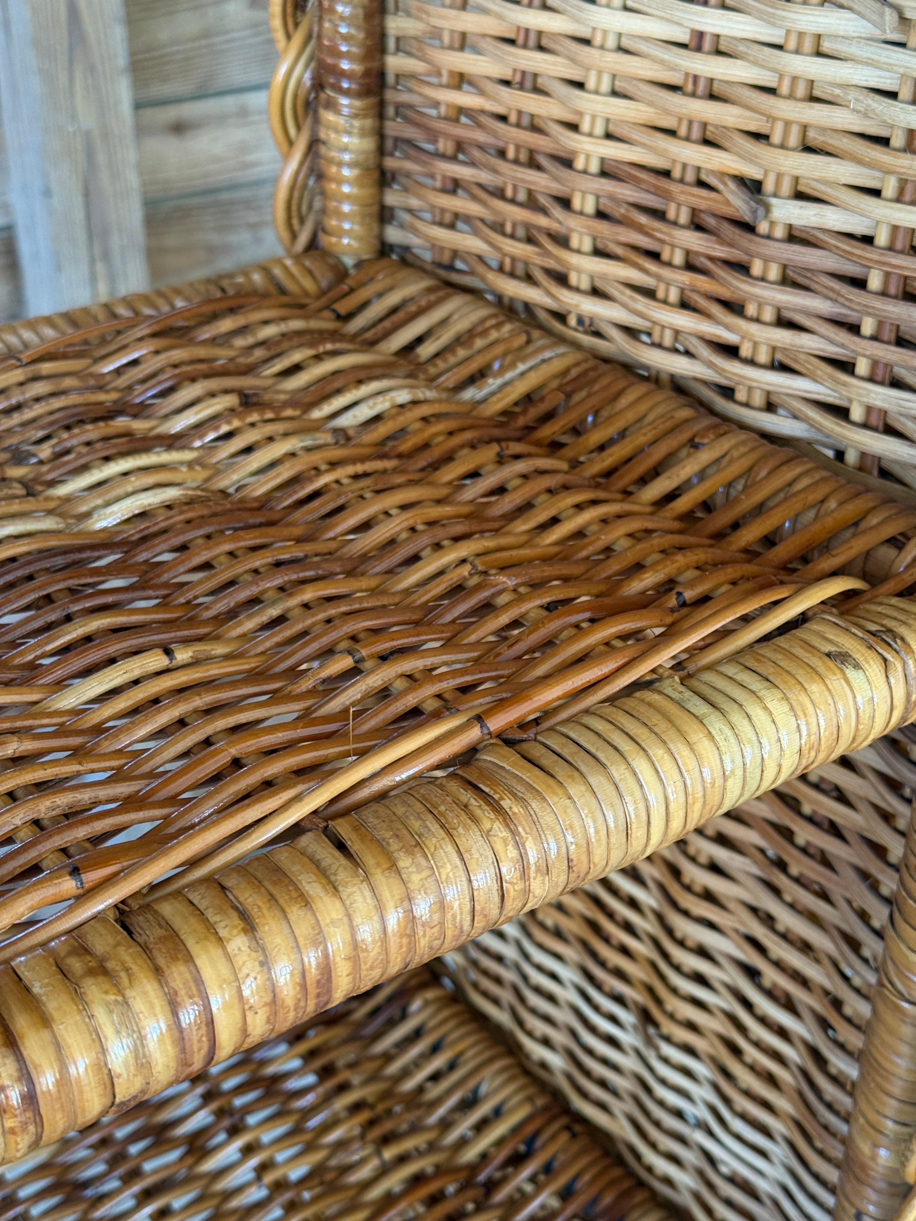 Ein auffälliges Paar Vintage-Rattan-Etagere-Bücherregale, vollständig restauriert und bereit, in jedem Raum zu beeindrucken. Diese großen Schönheiten haben gewölbte Oberseiten, kunstvoll geflochtene Verzierungen und reich gewebte Seiten in warmen
