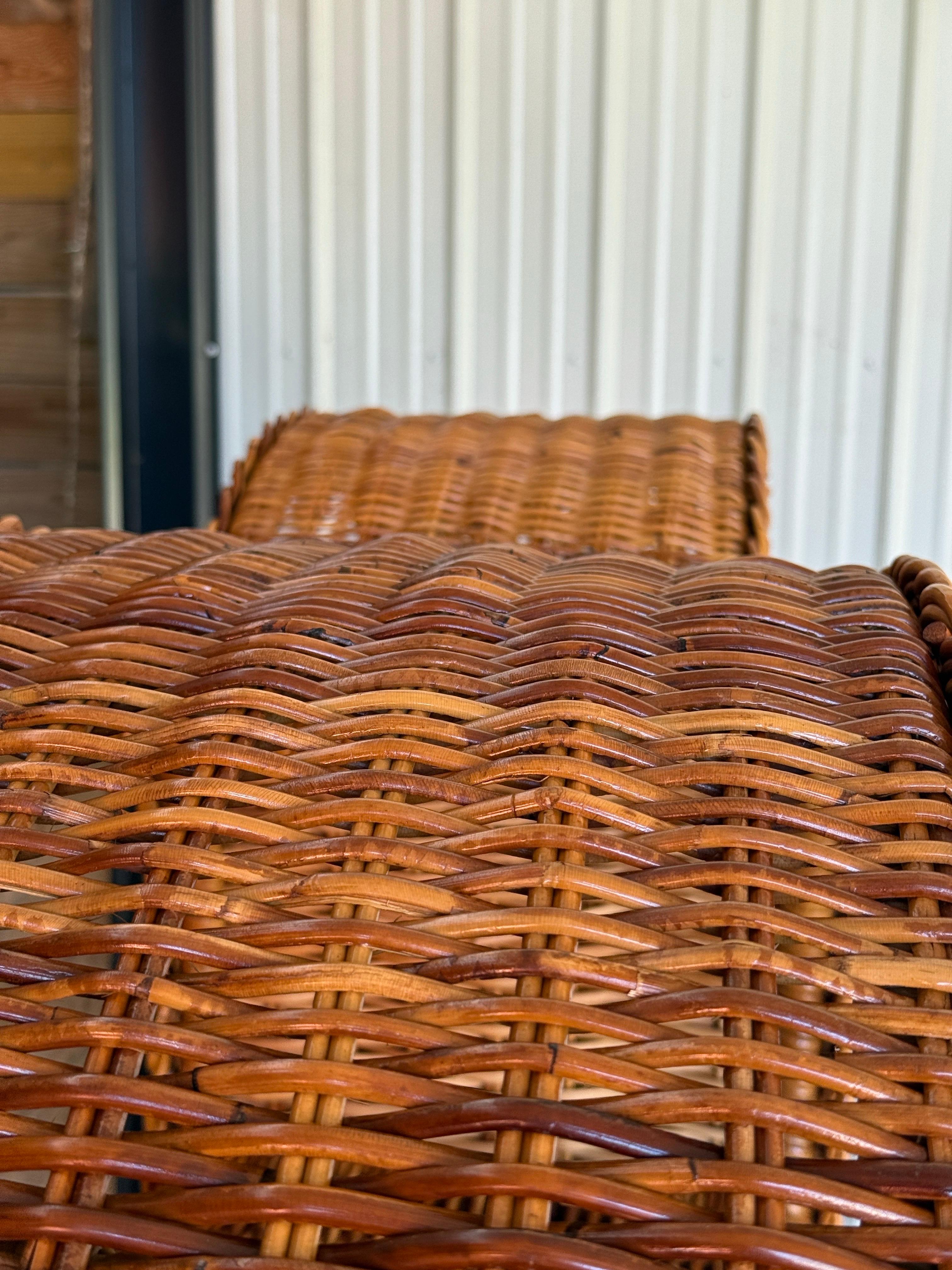 Paar Vintage Organic Modern restauriert Geflecht Rattan Etagere Regale (Hongkong) im Angebot