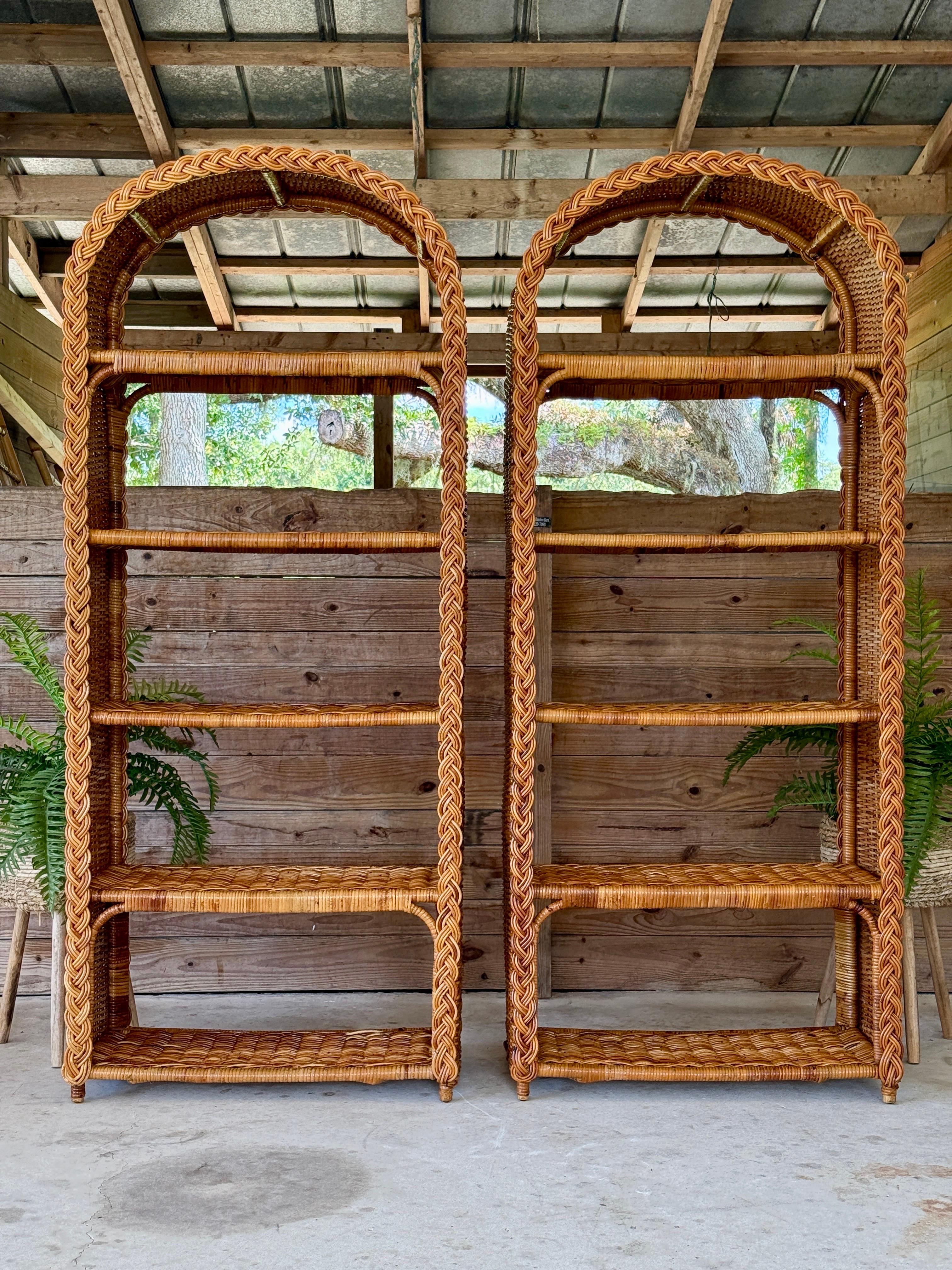 Paar Vintage Organic Modern restauriert Geflecht Rattan Etagere Regale im Zustand „Gut“ im Angebot in North Fort Myers, FL