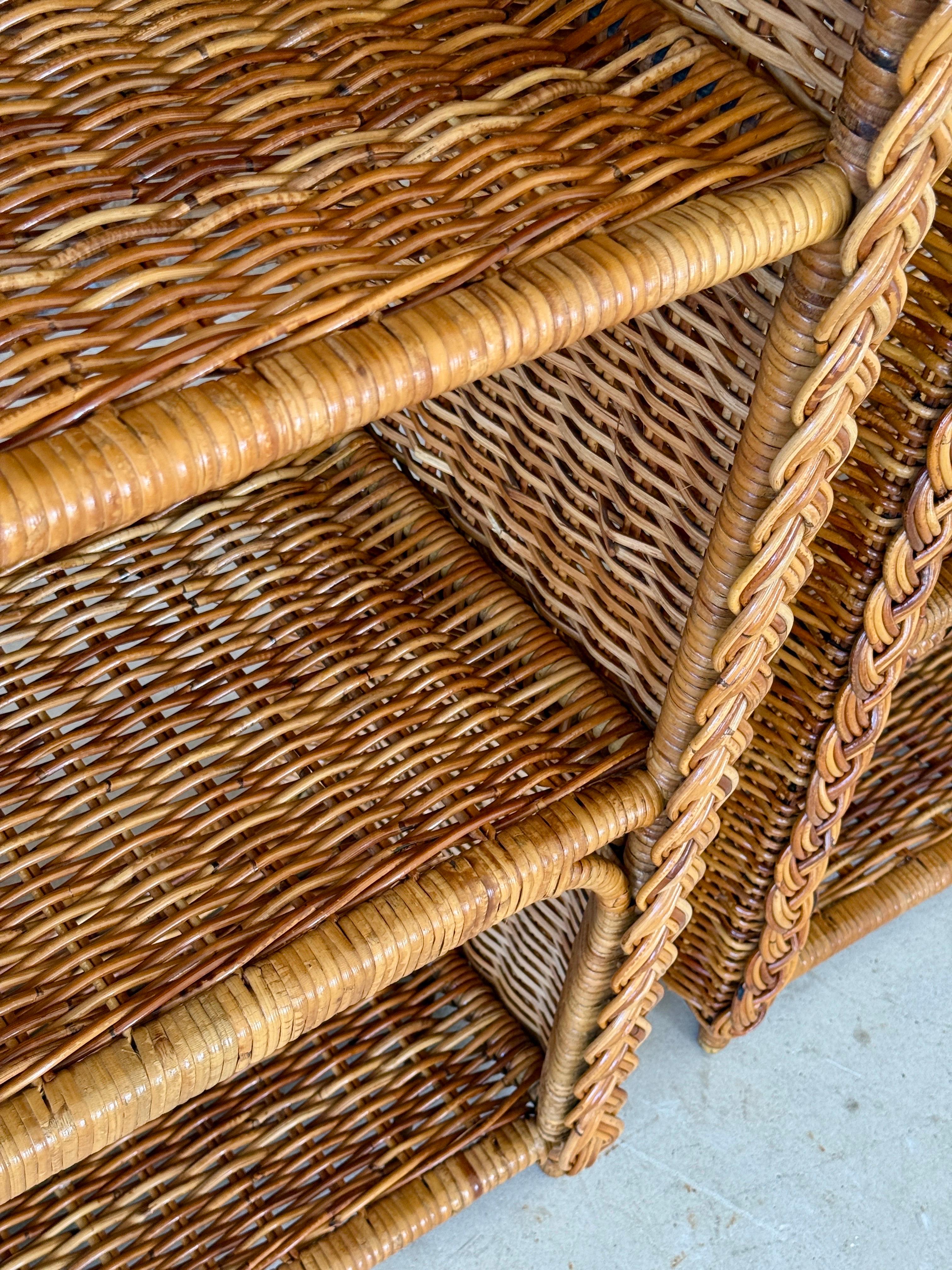 Paar Vintage Organic Modern restauriert Geflecht Rattan Etagere Regale (20. Jahrhundert) im Angebot