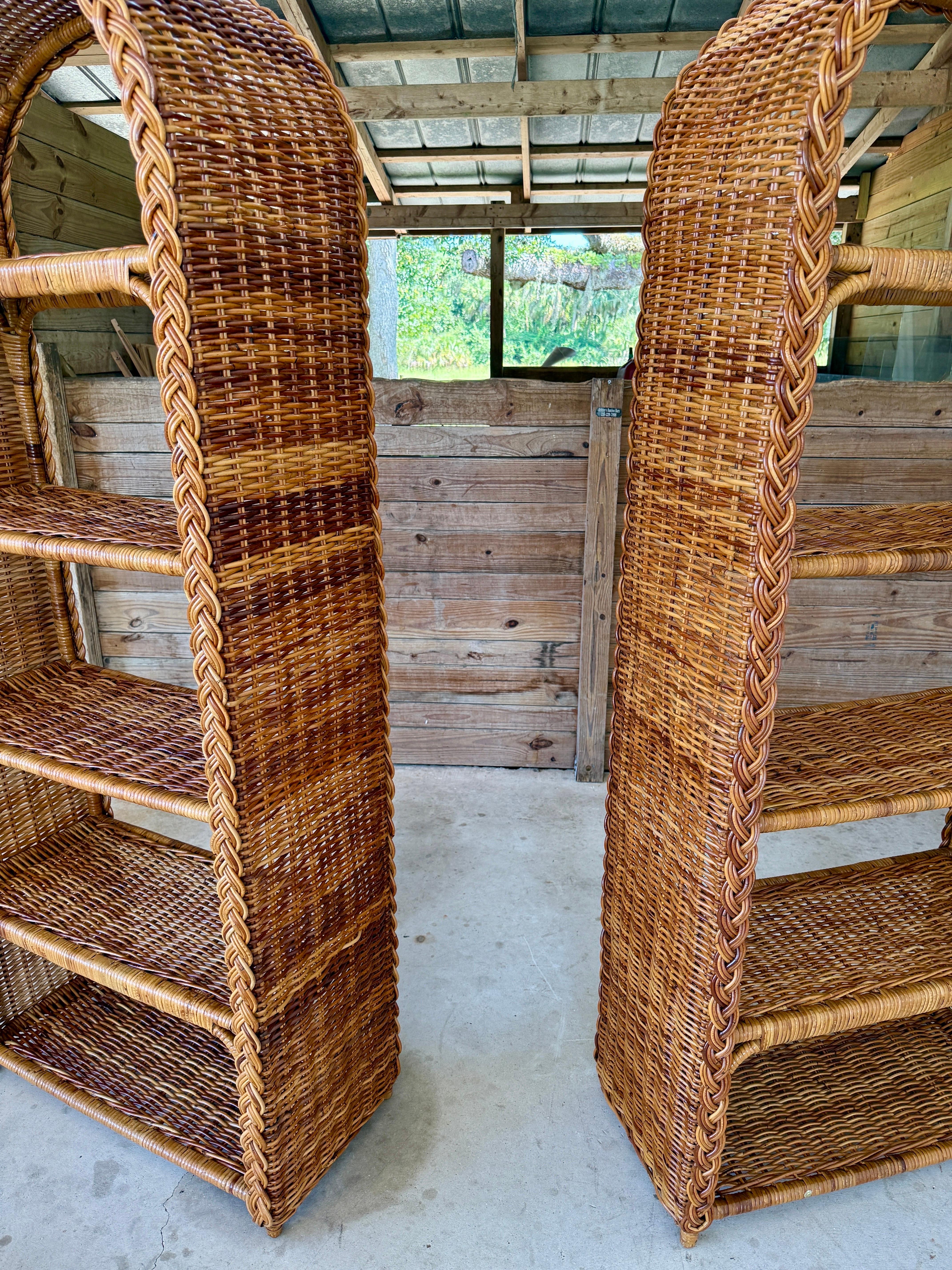 Paar Vintage Organic Modern restauriert Geflecht Rattan Etagere Regale im Angebot 1