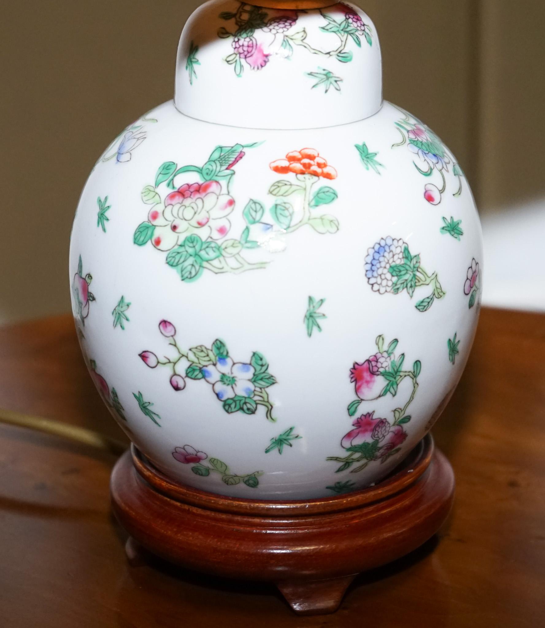 PAR DE LÁMPARAS DE MESA DE ÉPOCA ORIENTALES ASIÁTICAS PINTADAS A MANO CON TAPAS DE LÁMPARA Hecho a mano en venta