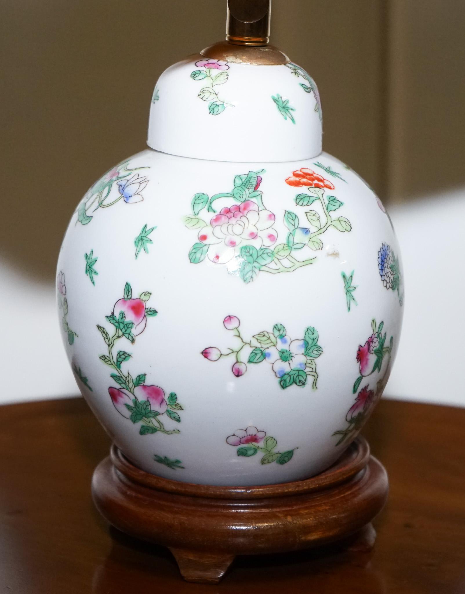 PAR DE LÁMPARAS DE MESA DE ÉPOCA ORIENTALES ASIÁTICAS PINTADAS A MANO CON TAPAS DE LÁMPARA en venta 1