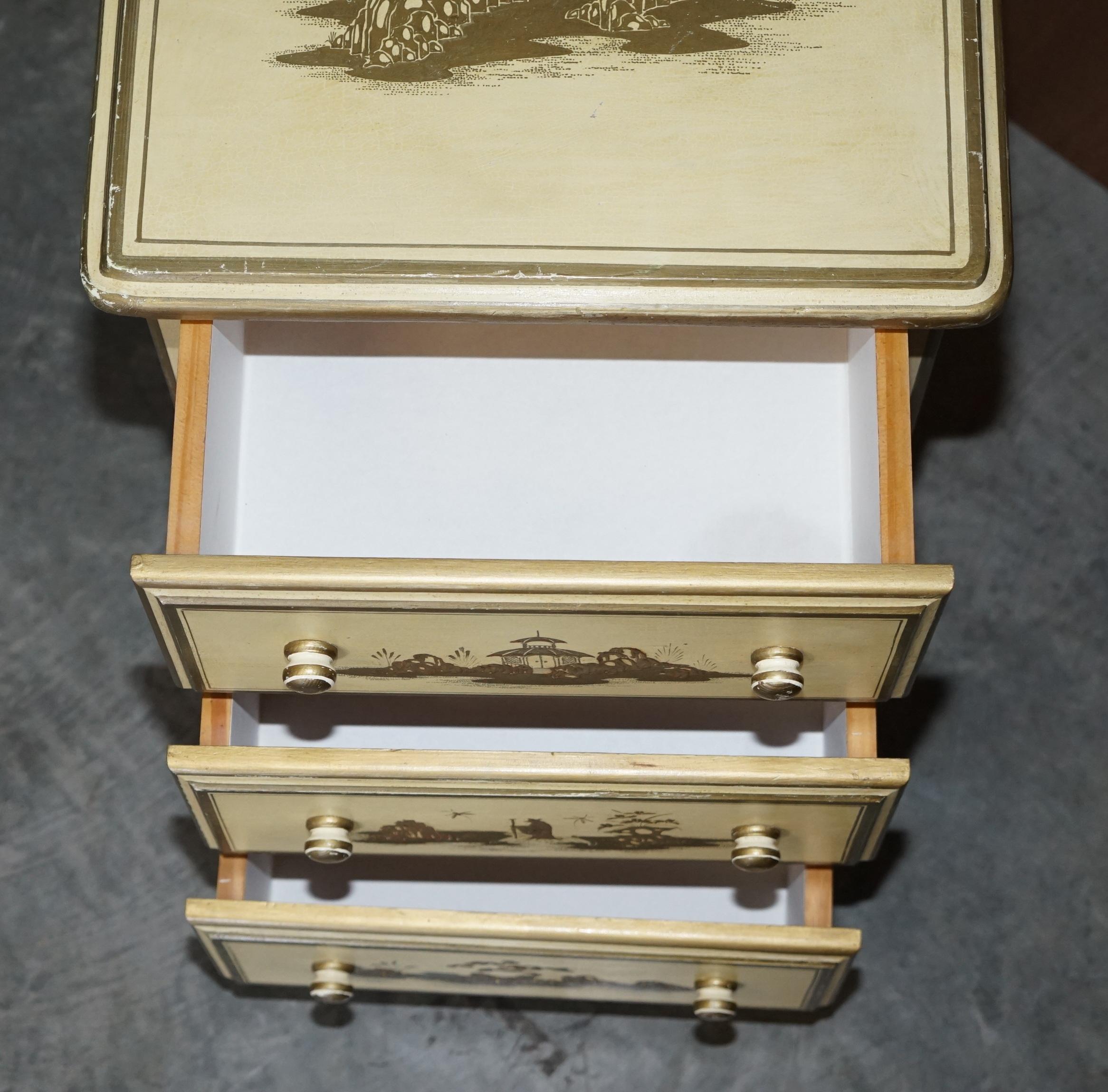 Paire de tiroirs de table de chevet vintage orientaux chinois crème et or peints en feuilles d'or en vente 4
