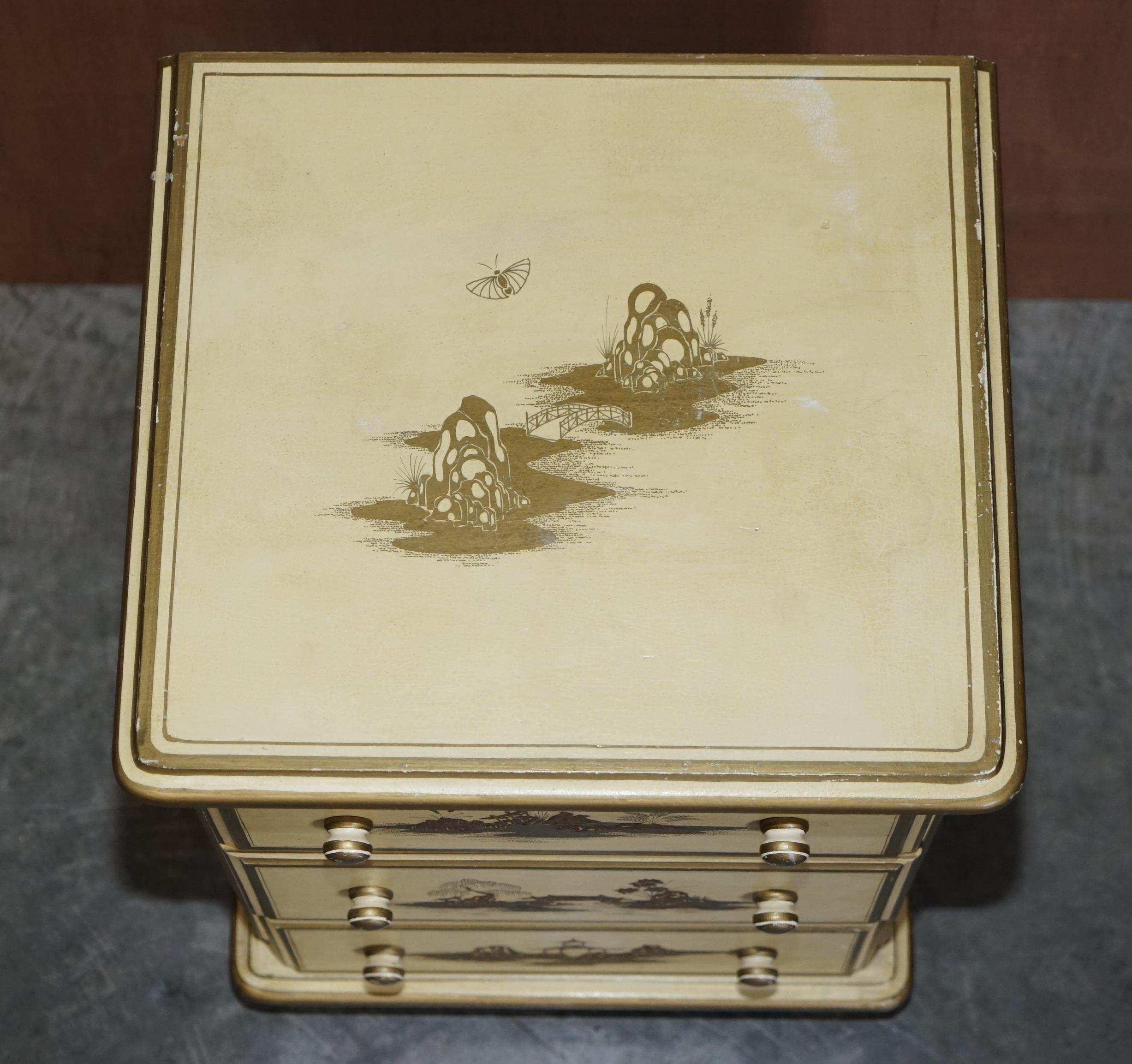 Paire de tiroirs de table de chevet vintage orientaux chinois crème et or peints en feuilles d'or en vente 8