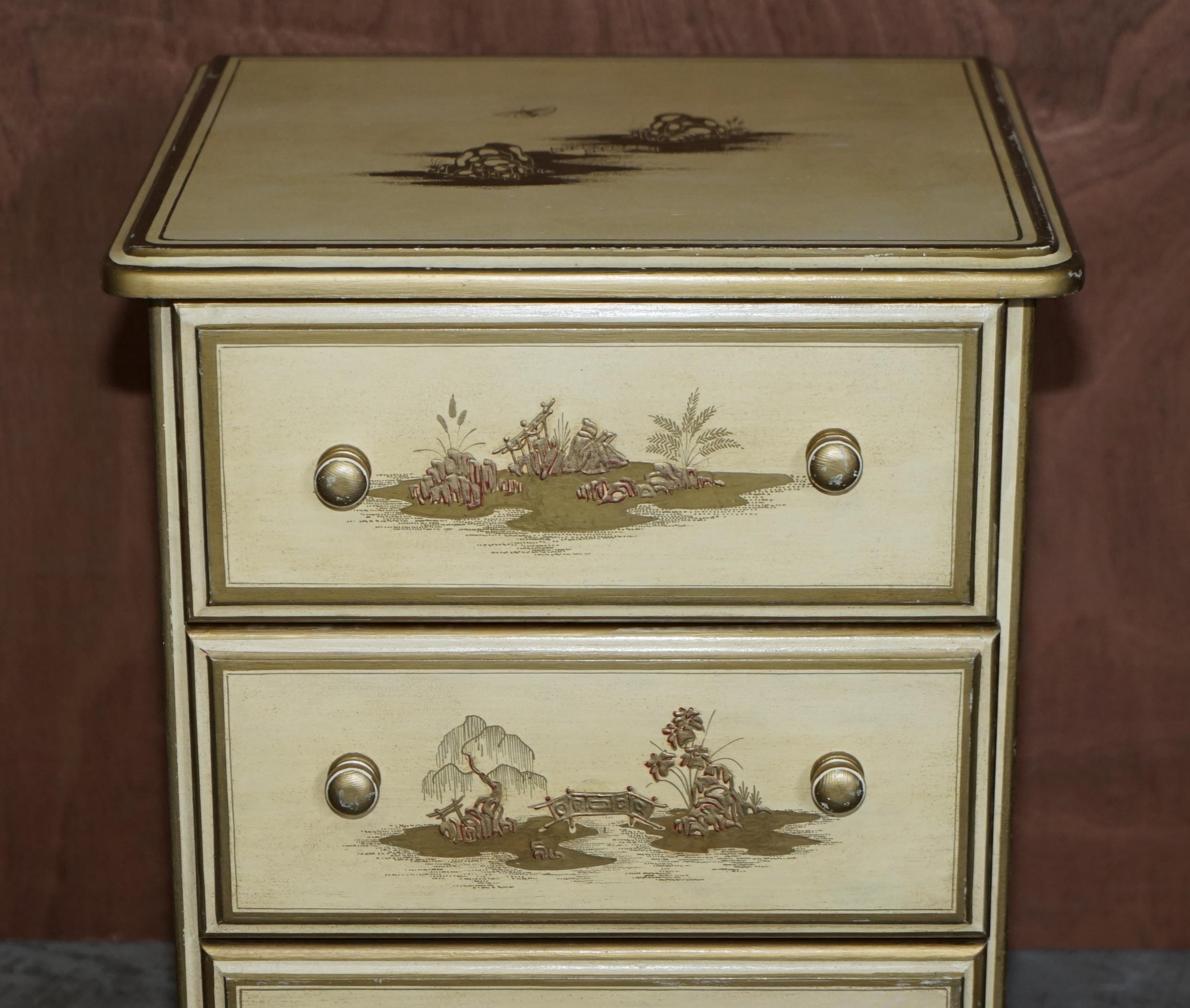 Paire de tiroirs de table de chevet vintage orientaux chinois crème et or peints en feuilles d'or en vente 10