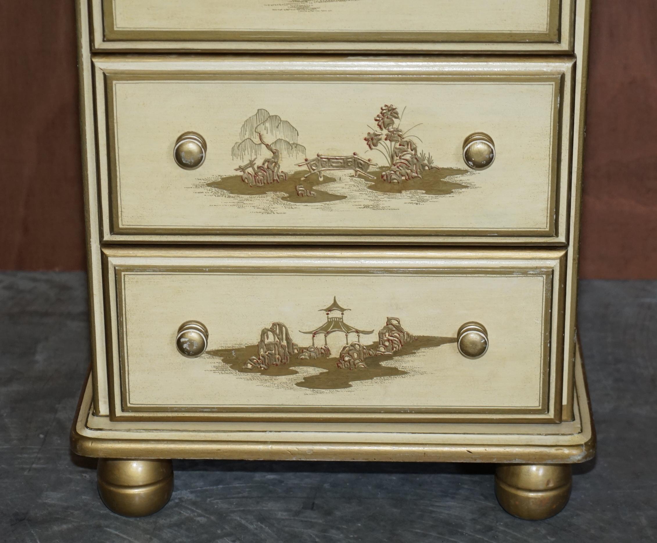 Paire de tiroirs de table de chevet vintage orientaux chinois crème et or peints en feuilles d'or en vente 11