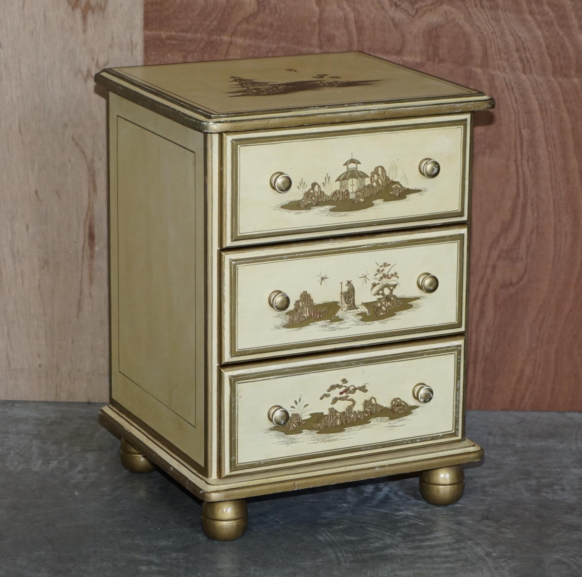We are delighted to offer for sale this lovely pair of vintage oriental hand painted cream & gold leaf bedside table size chests of drawers

A good looking and nicely made pair, they have a lovely vintage look and feel, they are nicely distressed