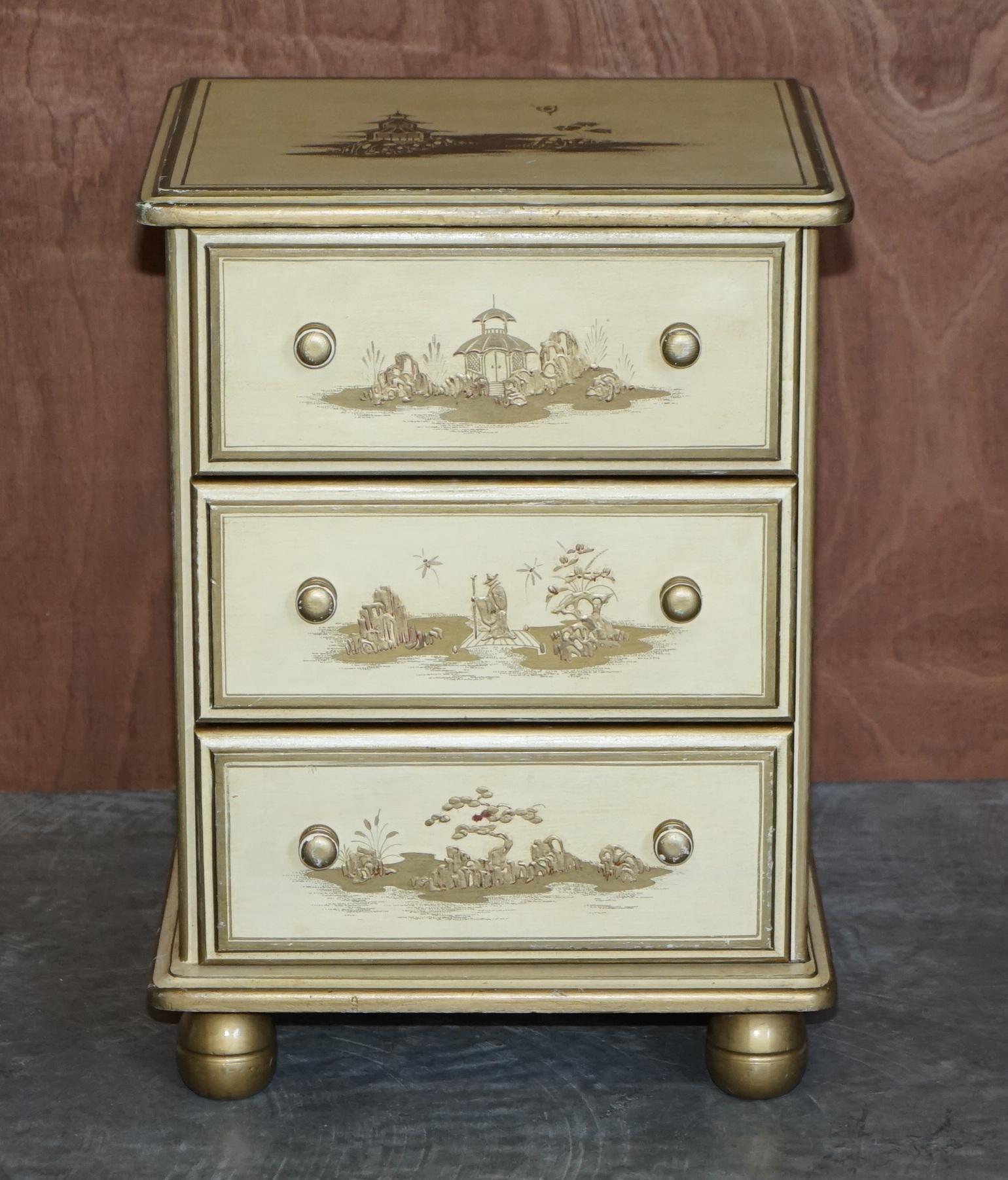 Art déco Paire de tiroirs de table de chevet vintage orientaux chinois crème et or peints en feuilles d'or en vente