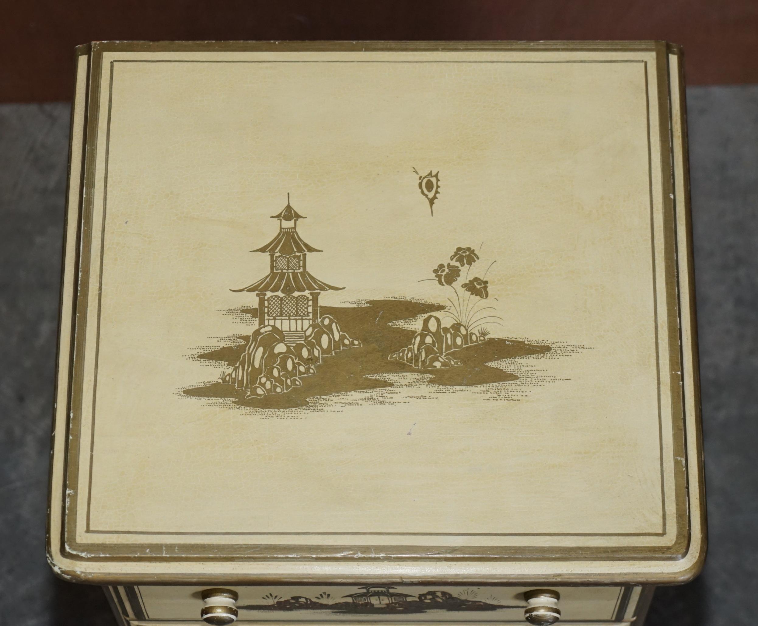 Anglais Paire de tiroirs de table de chevet vintage orientaux chinois crème et or peints en feuilles d'or en vente